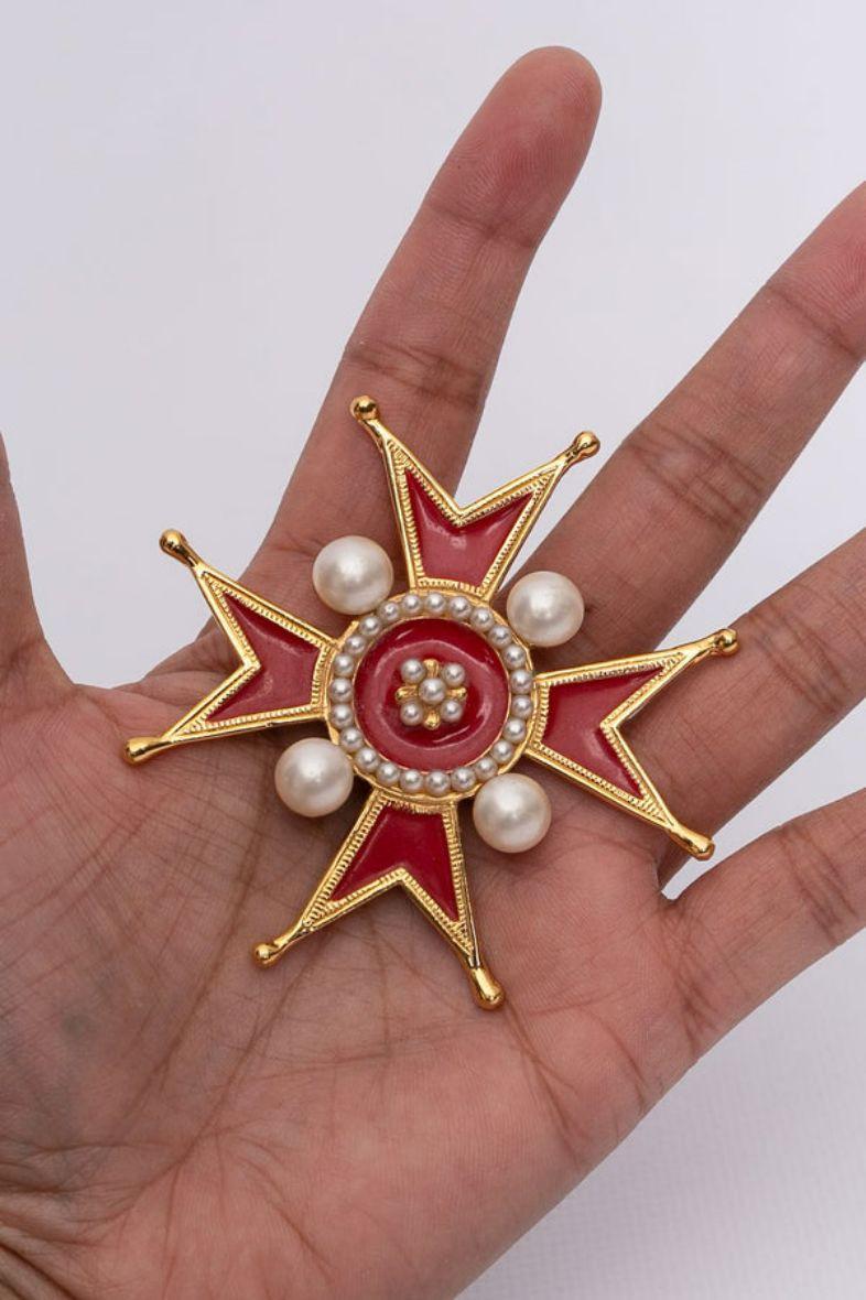 Chanel Cross Shaped Brooch in Gilded Metal with Red Enamel For Sale 2