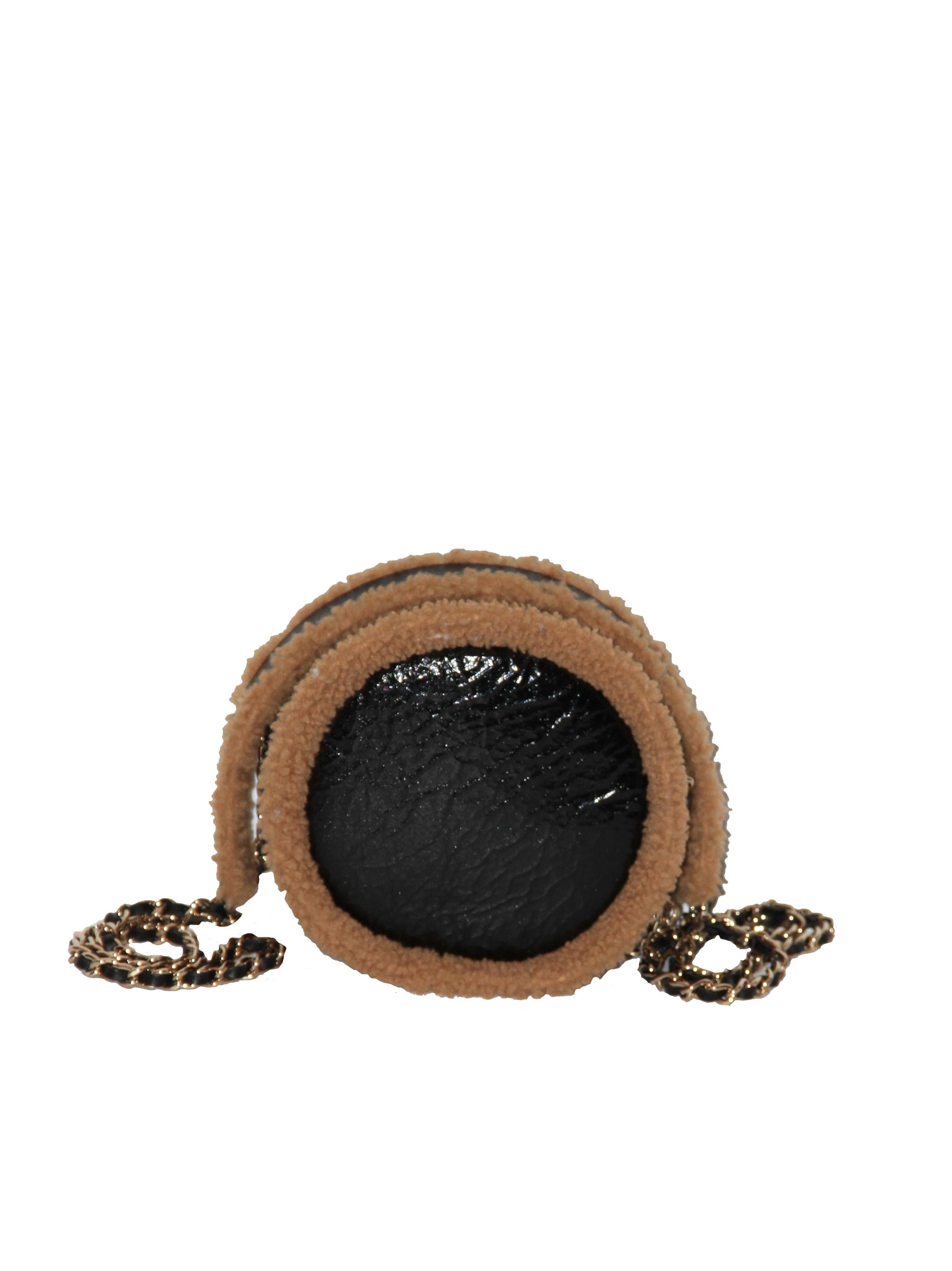 This pre-owned Chanel Crossbody mini round CC bag from the Fall-Winter 2019 collection is crafted with unique crumpled leather and shearling sheepskin.
It features a little CC charm that’s attached to the woven chain leather strap.

Year: Winter