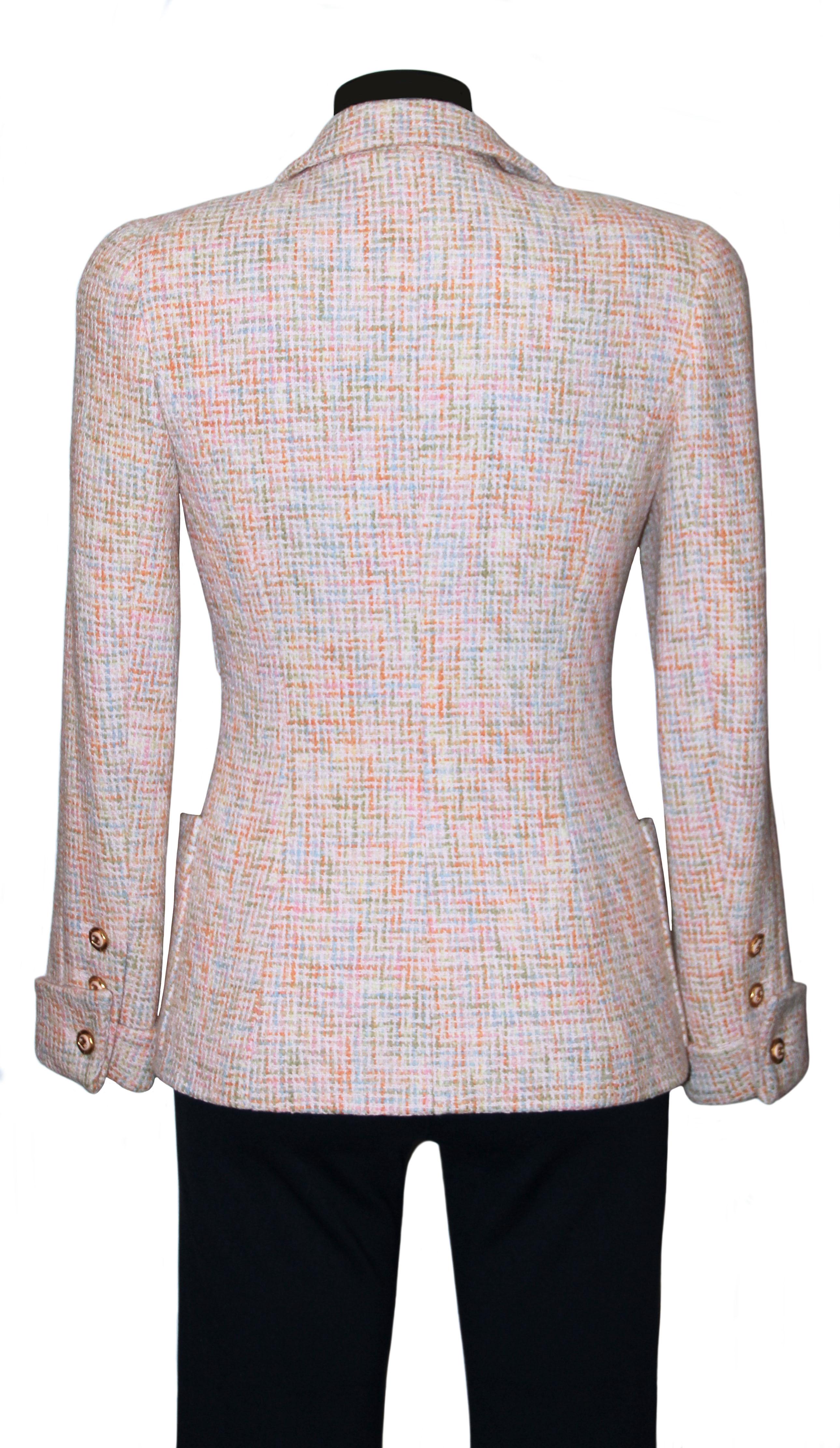 This pre-owned iconic style jacket from the house of Chanel is crafted from a beautiful and soft pink tone cotton tweed. 
With a close-fitting cut, it will enhance any sillouhette. Single breast with 6x buttons fastening, it features 4x flat pockets