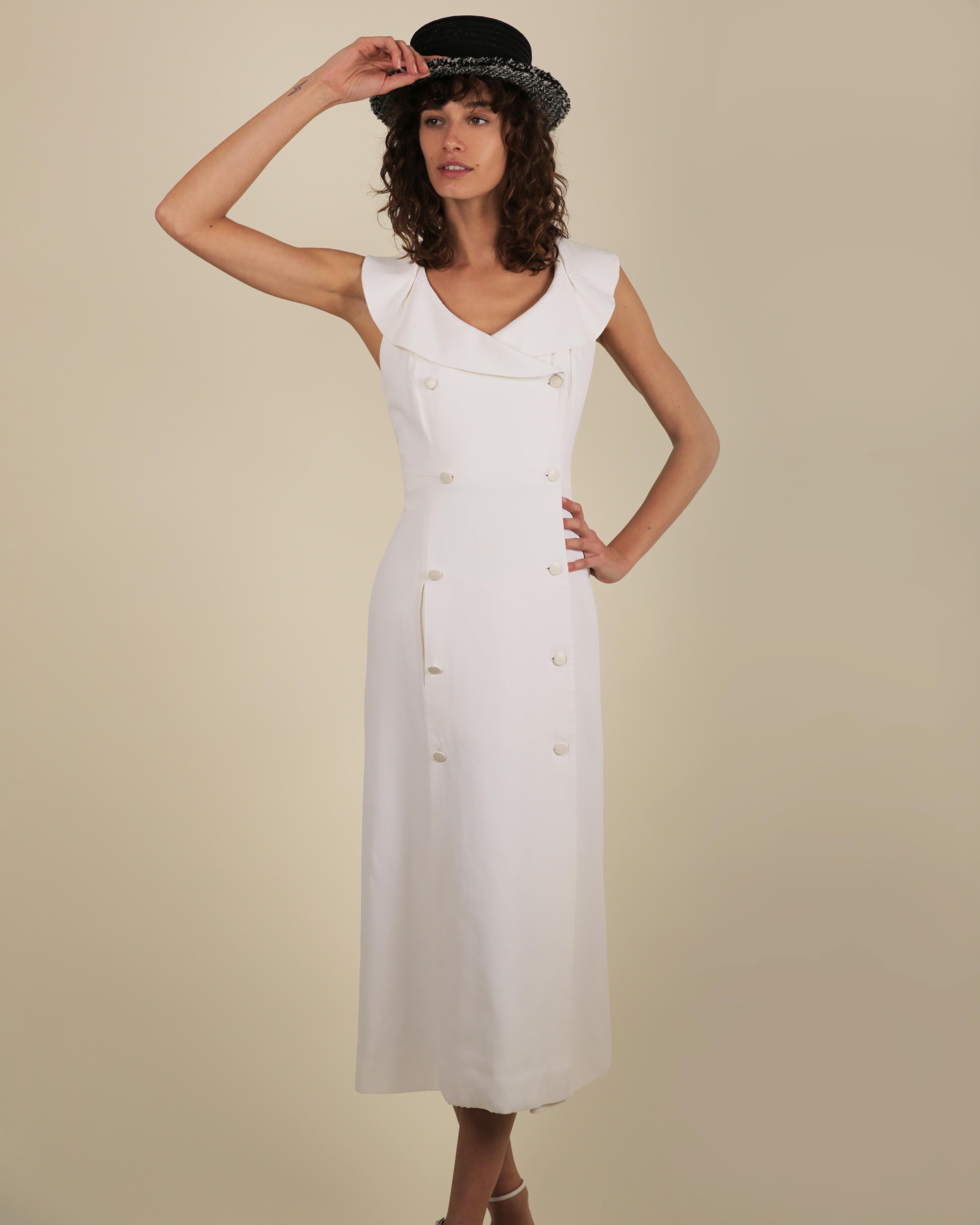 LOVE LALI Vintage By

Ein wunderschönes Vintage-Kleid mit Knopfleiste von Chanel Cruise 1997 von Karl Lagerfeld
Weißes Kleid mit einer sehr feinen Waffel/Webstruktur, die über das Kleid läuft
Das Kleid lässt sich vorne mit weißen Knöpfen mit