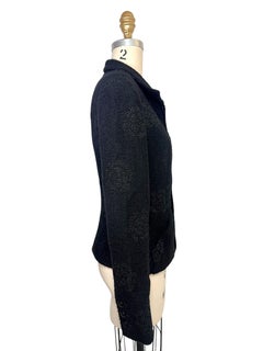 Chaqueta con cremallera de bouclé con camelias negras de Chanel Cruise 2003, de Karl Lagerfeld