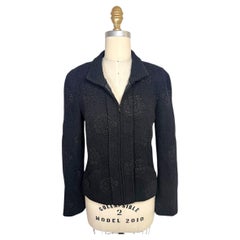 Chaqueta con cremallera de bouclé con camelias negras de Chanel Cruise 2003, de Karl Lagerfeld