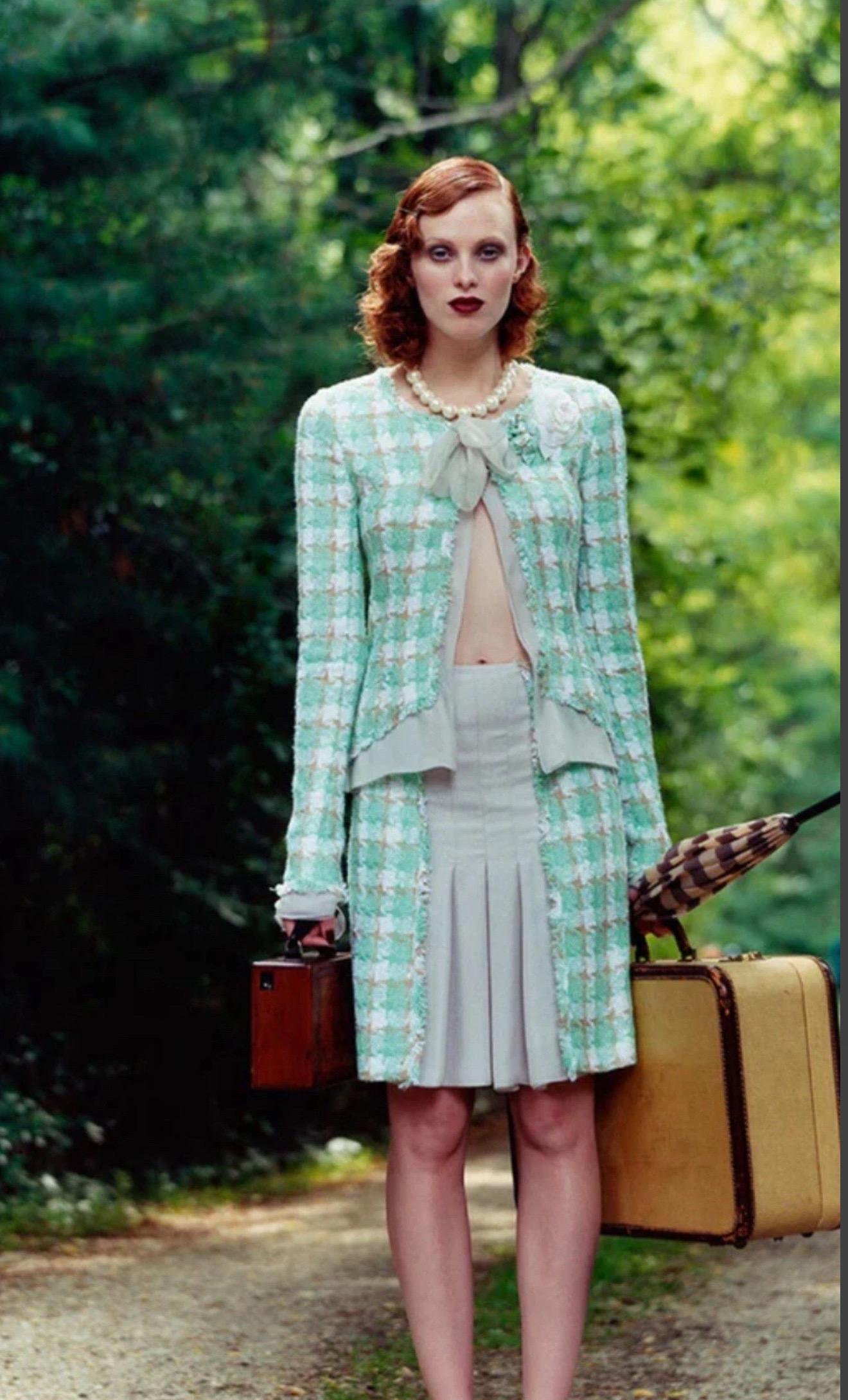 Gonna in bouclé e chiffon di seta documentata di CHANEL Cruise 2004 - See on Anna Wintour in vendita 6