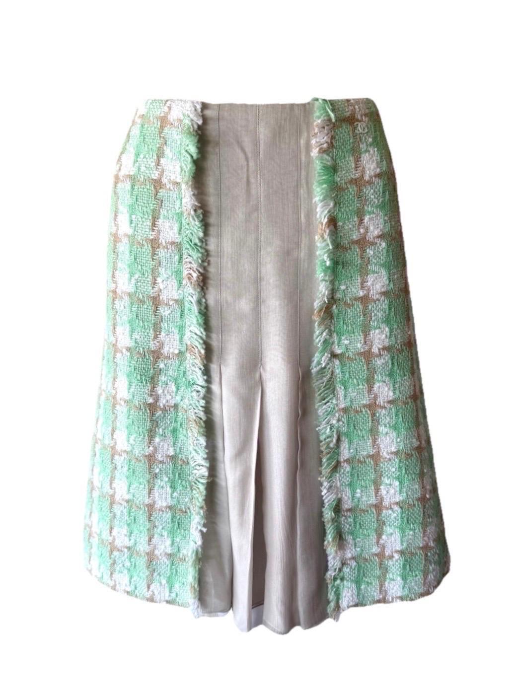 Gonna in bouclé e chiffon di seta documentata di CHANEL Cruise 2004 - See on Anna Wintour In condizioni buone in vendita a Woodland Hills, CA