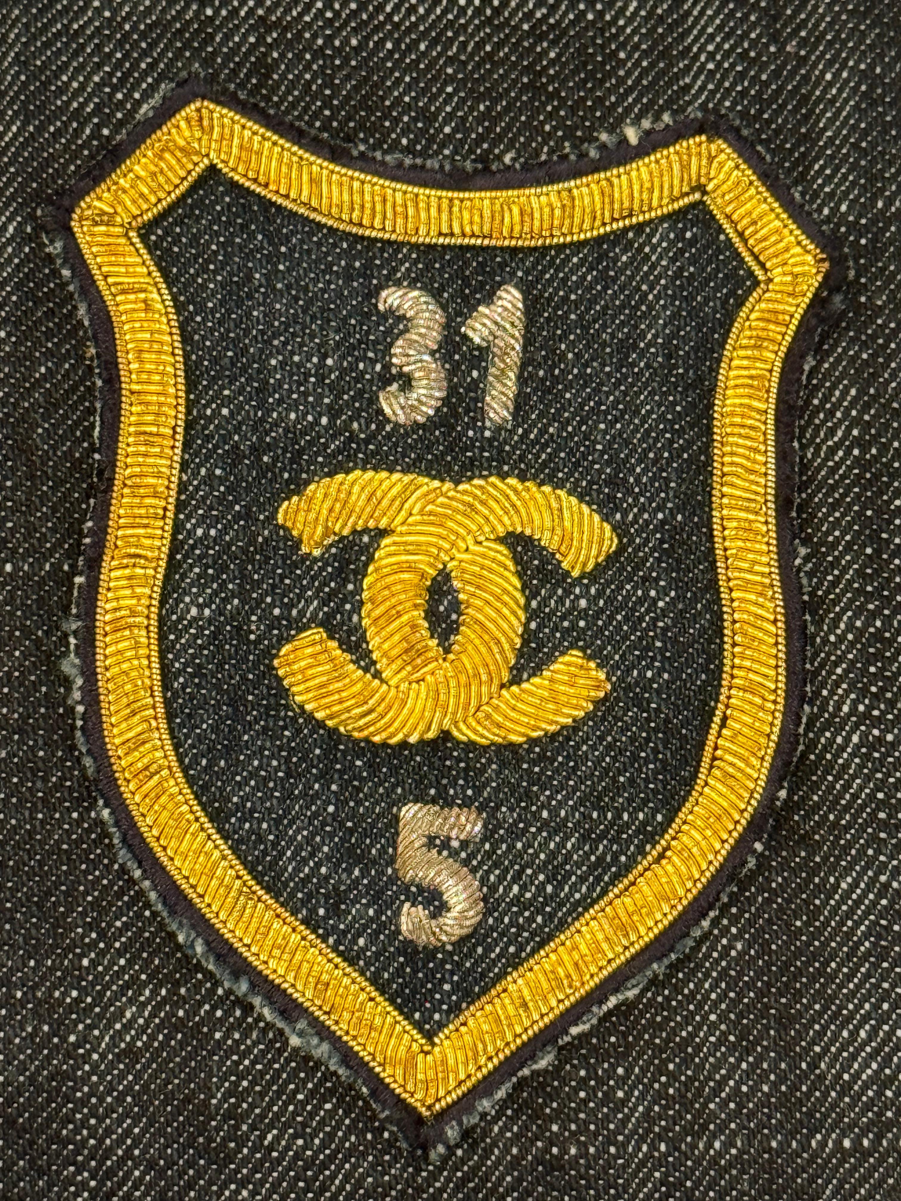 Raro Chanel Cruise 2005 di Karl Lagerfeld il diavolo indossa Prada logo CC ricamato in patch di metallo, bottone logo cc, taglia 34 FR