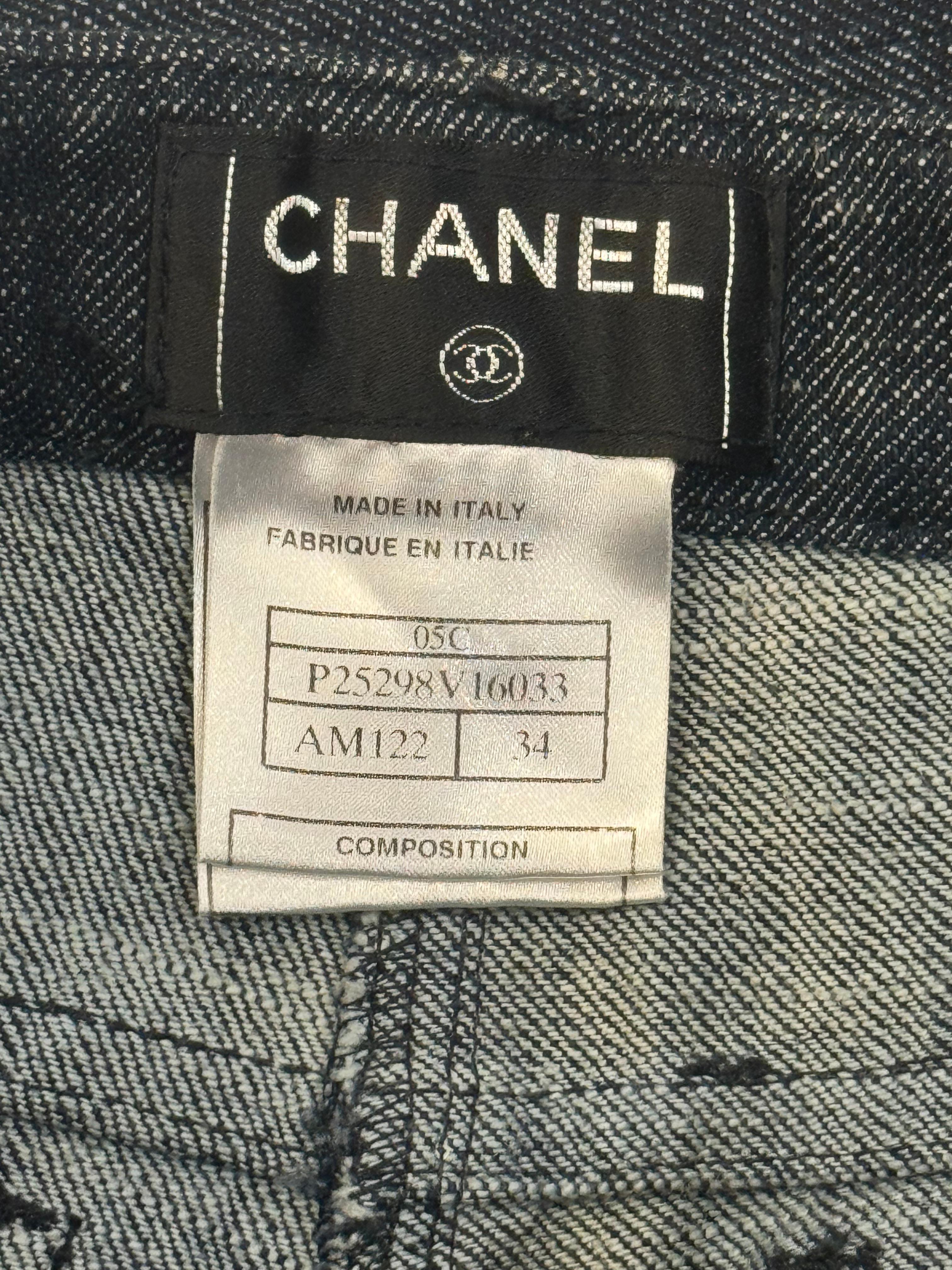 Chanel Cruise 2005 il diavolo indossa i jeans con logo CC di Prada in vendita 1