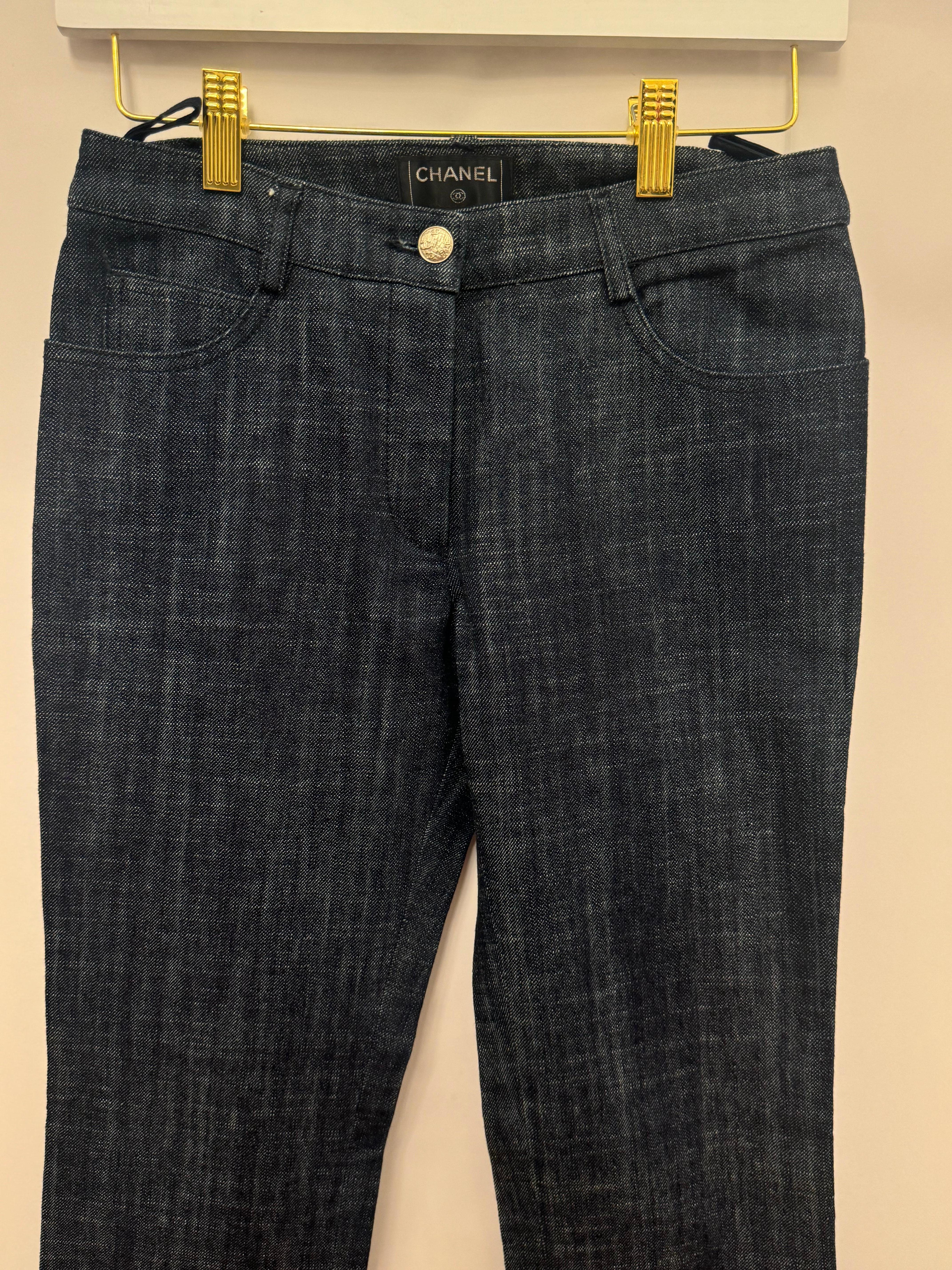 Chanel Cruise 2005 il diavolo indossa i jeans con logo CC di Prada in vendita 3