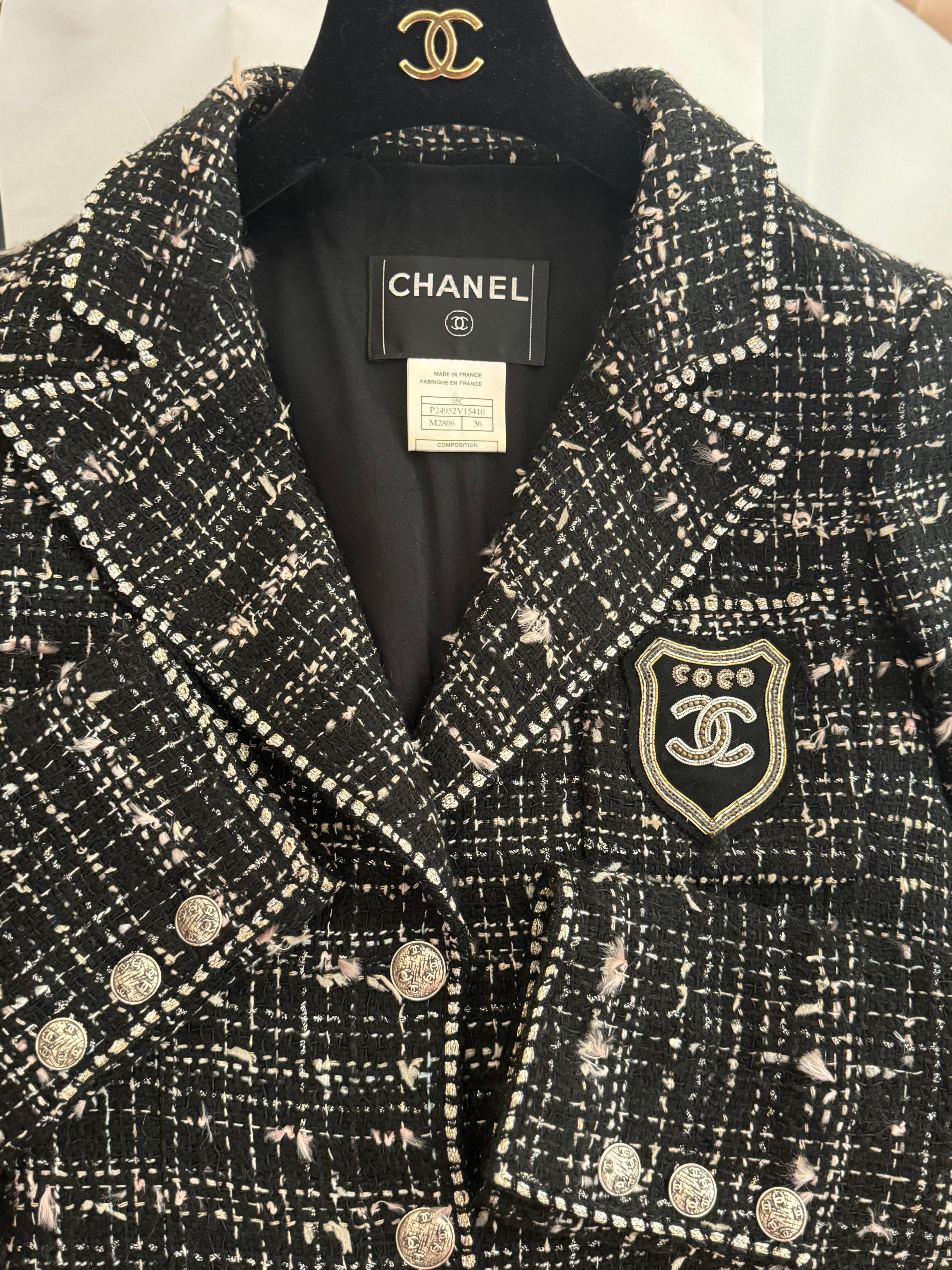Rare Chanel Cruise 2005 veste taille 36 FR the devil wears Prada movie jacket, CC logo coco patch et tweed avec détails or et argent, cc logo buttons, fits 0,2,4 US