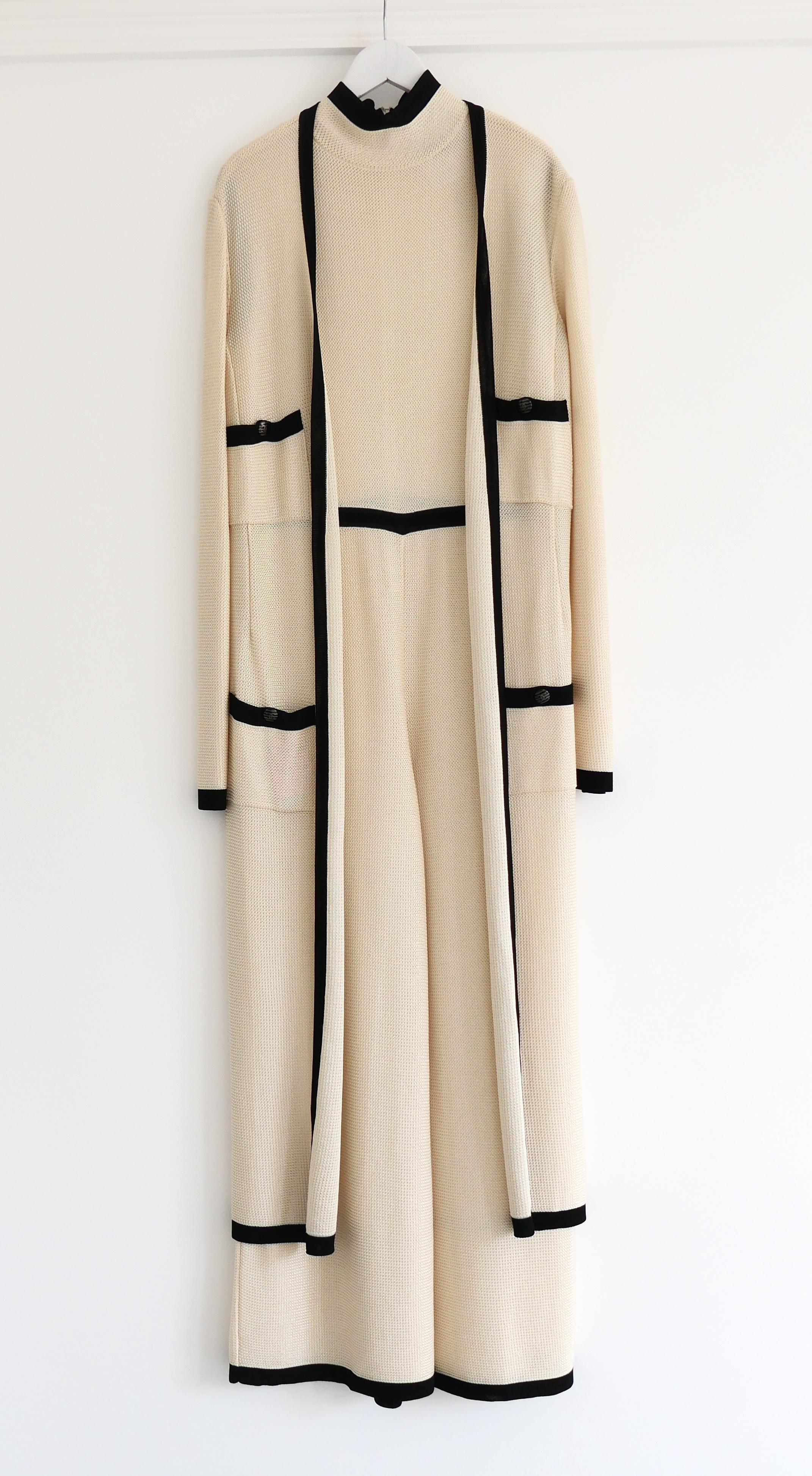 Chanel Cruise 2010 10C Cappotto cardigan crema e nero in vendita 8