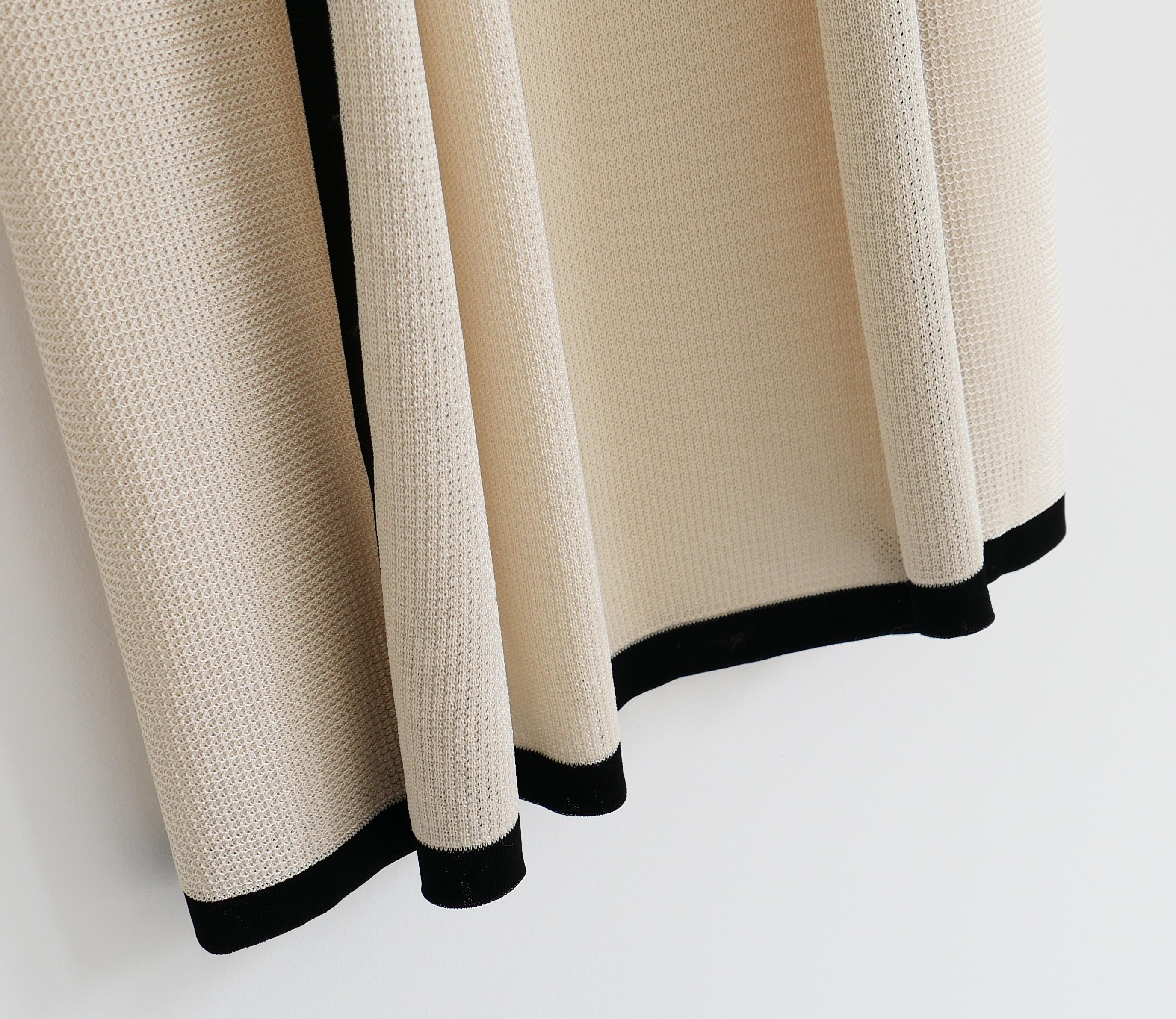 Assolutamente divino, intramontabile cappotto cardigan Chanel d'archivio della collezione Cruise 10C - nuovo con cartellino, bottoni e filo di ricambio. La tuta coordinata è elencata separatamente. Realizzato in rayon semilucido lavorato a maglia