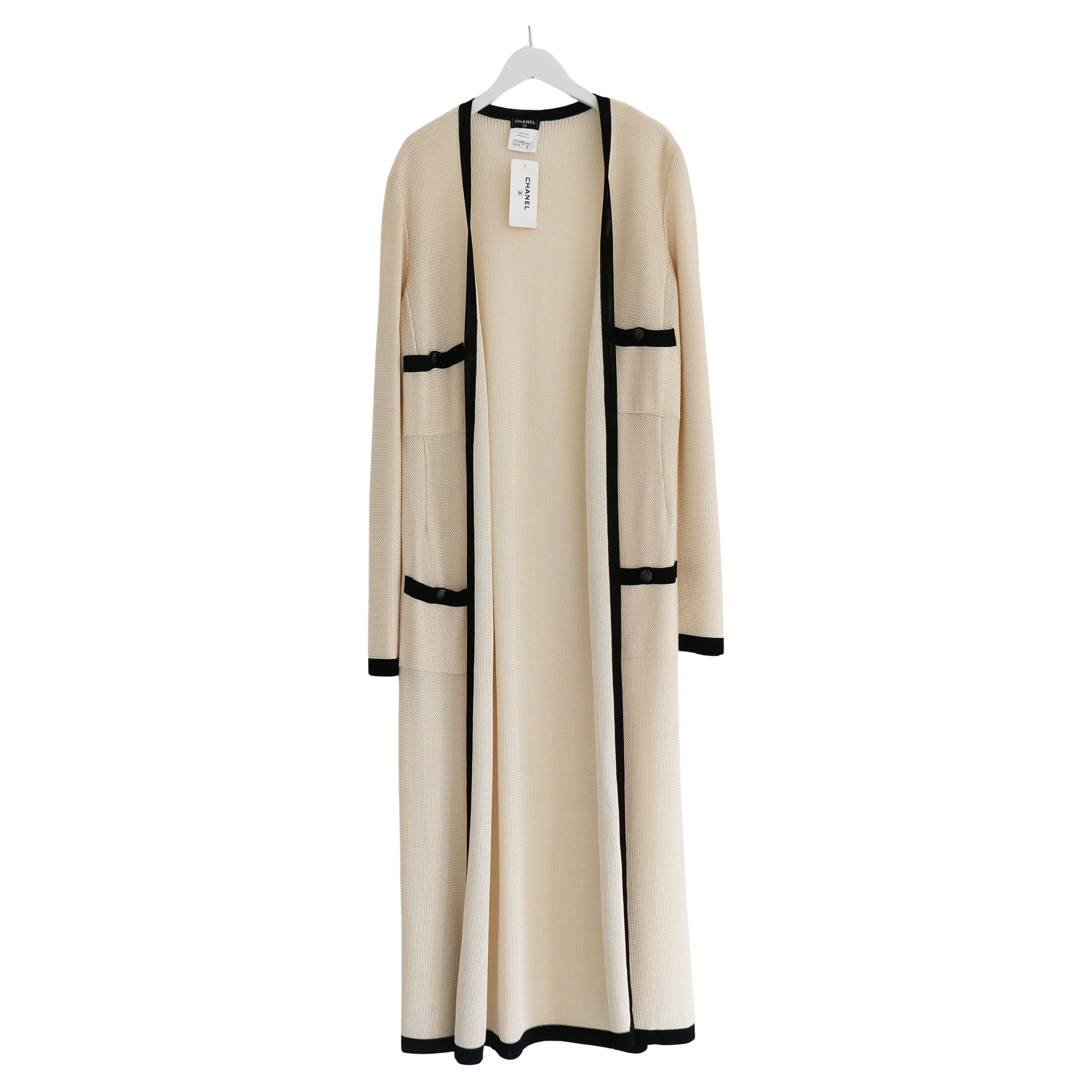 Chanel Cruise 2010 10C Cappotto cardigan crema e nero in vendita