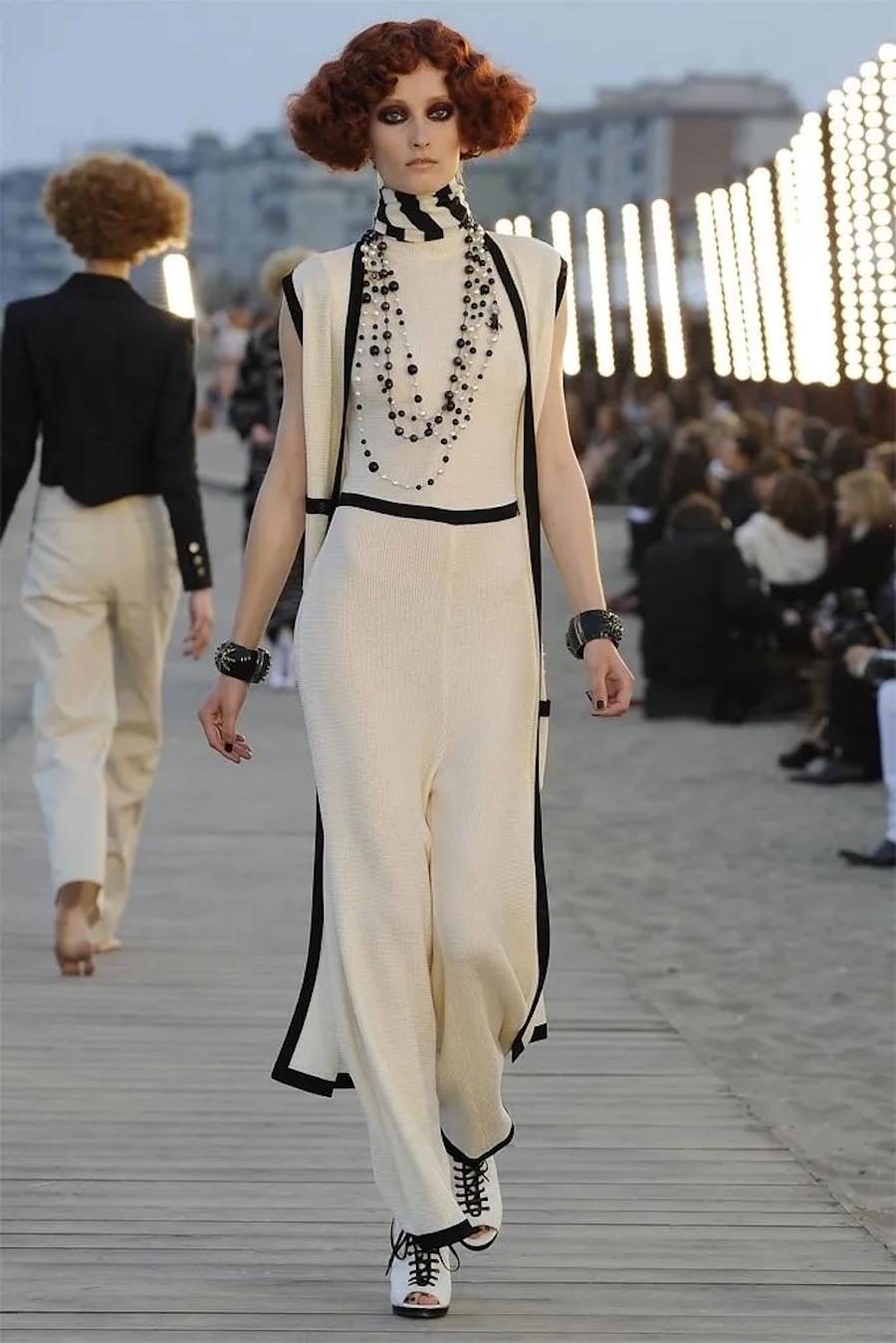 Assolutamente divino, intramontabile cappotto cardigan Chanel d'archivio della collezione Cruise 10C - nuovo con cartellino, bottoni e filo di ricambio. La tuta coordinata è elencata separatamente. Realizzato in rayon semilucido lavorato a maglia
