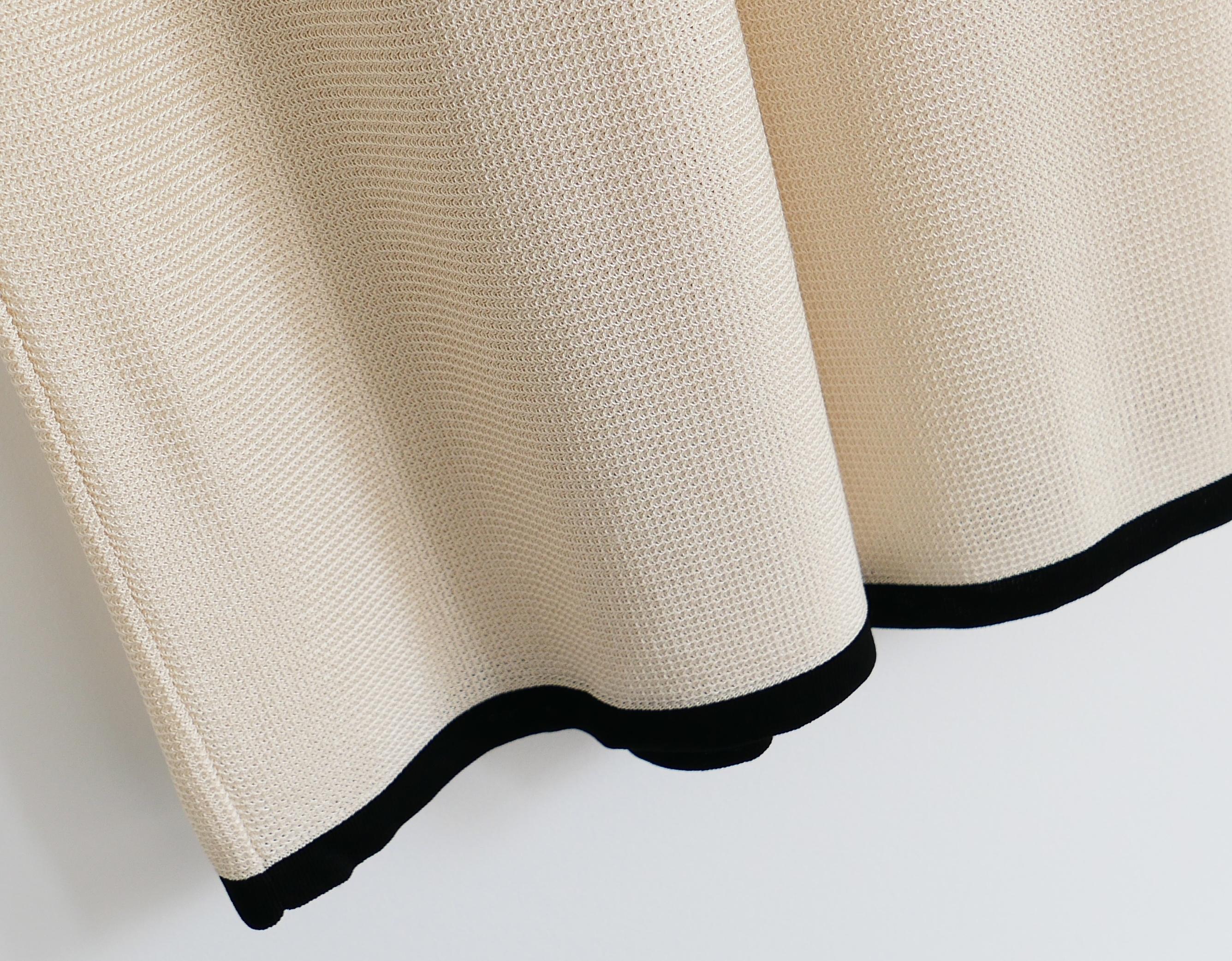 Bianco Tuta Chanel Cruise 2010 10C in maglia nera e crema in vendita