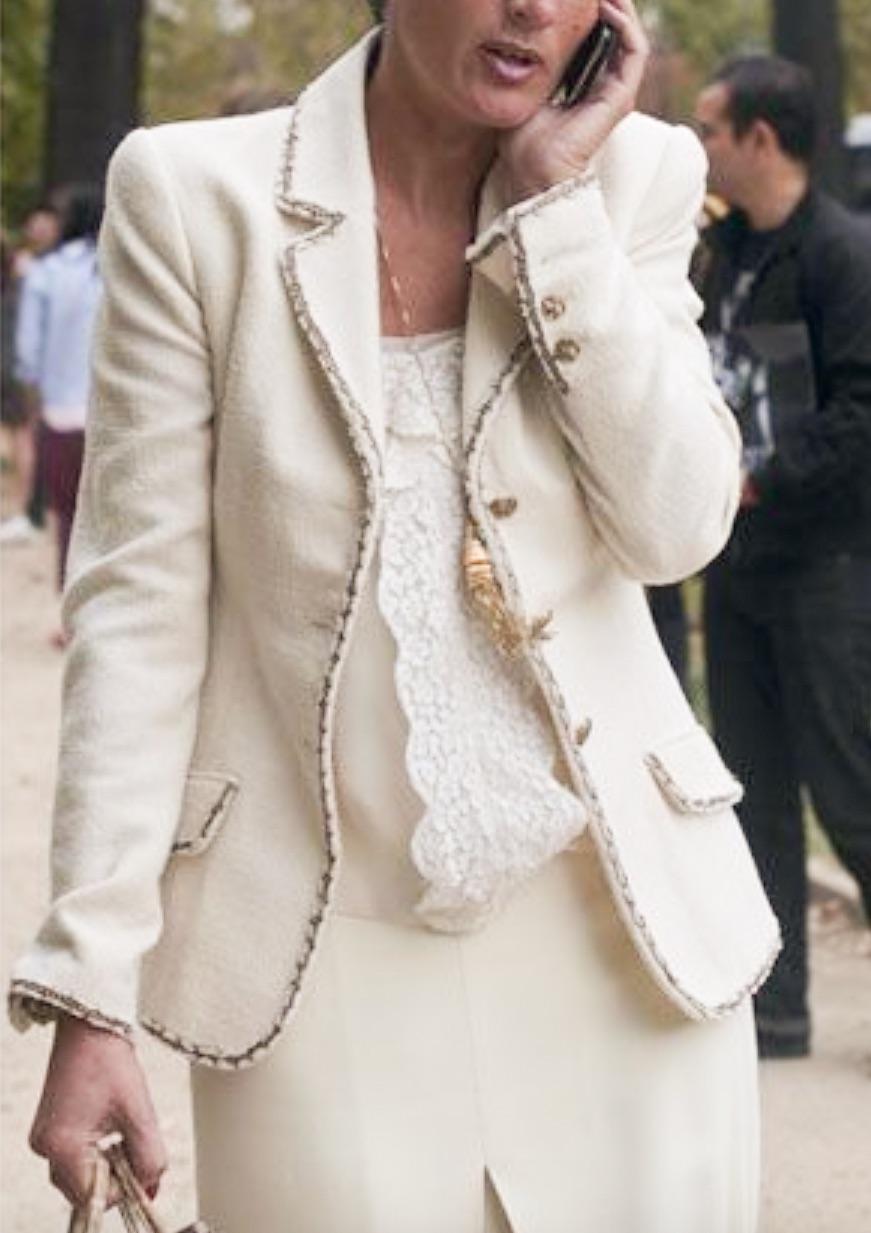 Chanel Cruise 2010 Ecru Ivory Gold Lion 10C Tweed Jacket In Good Condition In Jersey City, NJ