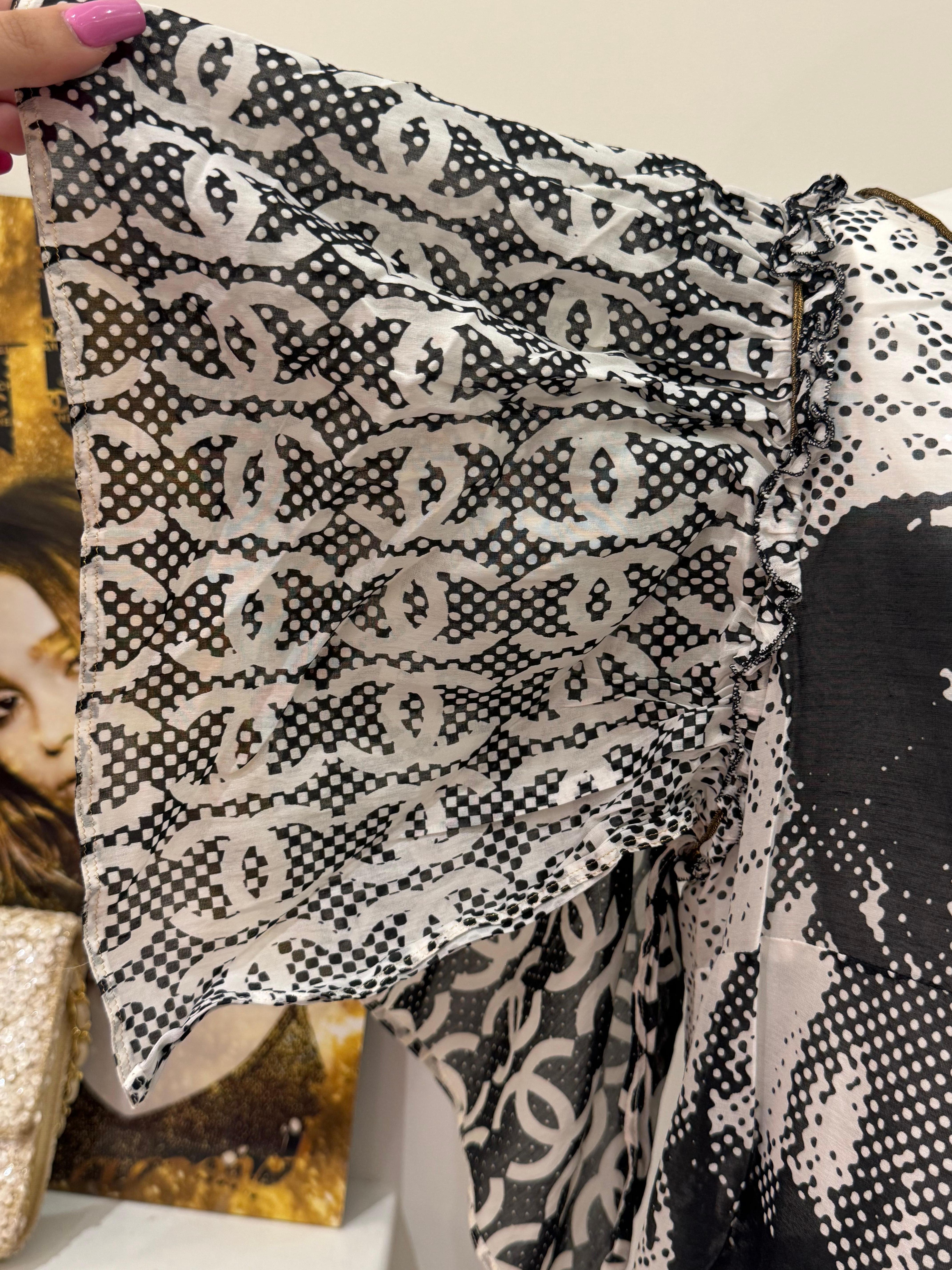 Grigio Chanel Cruise 2010 Parigi collezione Venise abito in chiffon di seta logomania in vendita