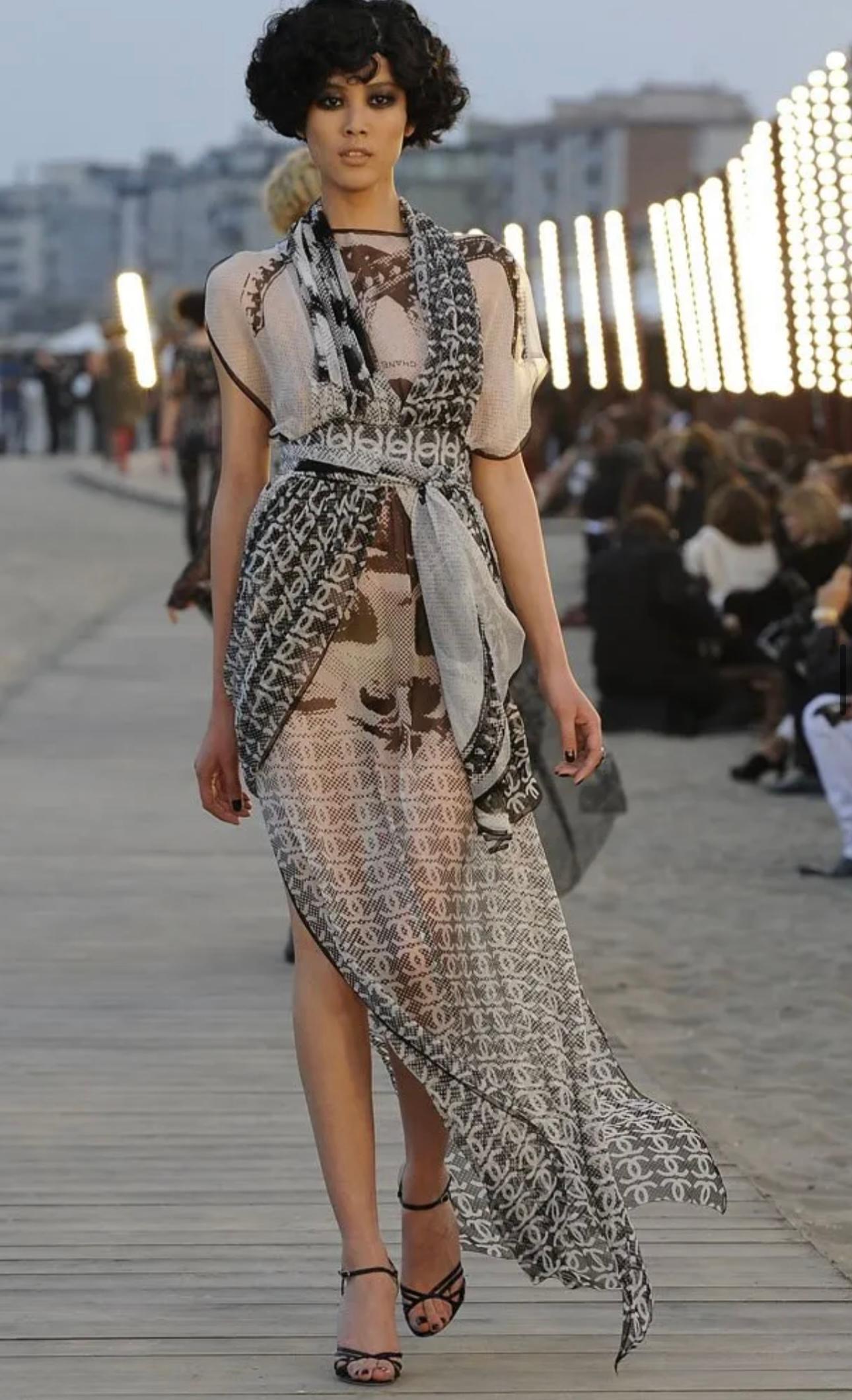 Chanel Cruise 2010 Parigi collezione Venise abito in chiffon di seta logomania in vendita 1