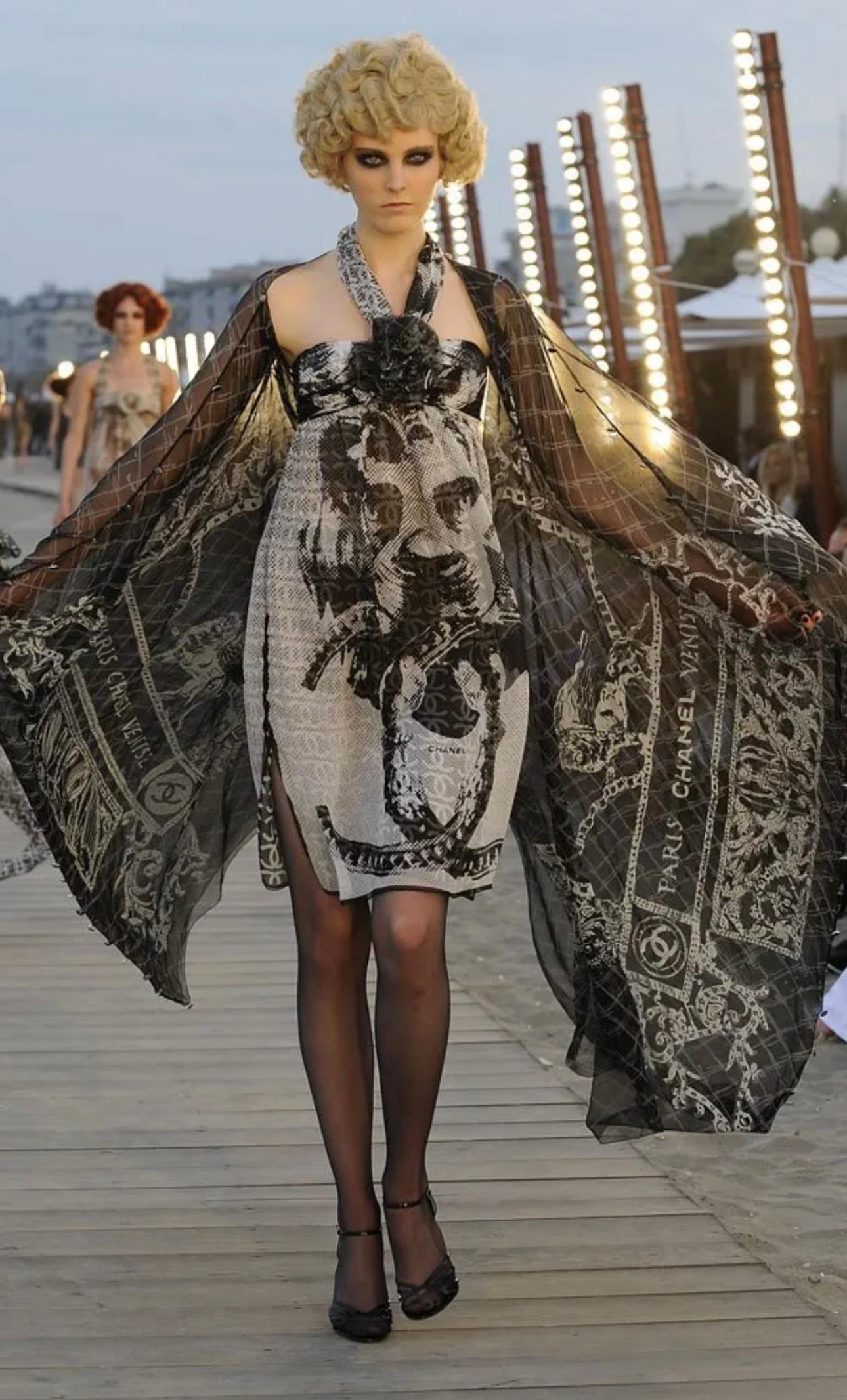 Chanel Cruise 2010 Parigi collezione Venise abito in chiffon di seta logomania in vendita 2