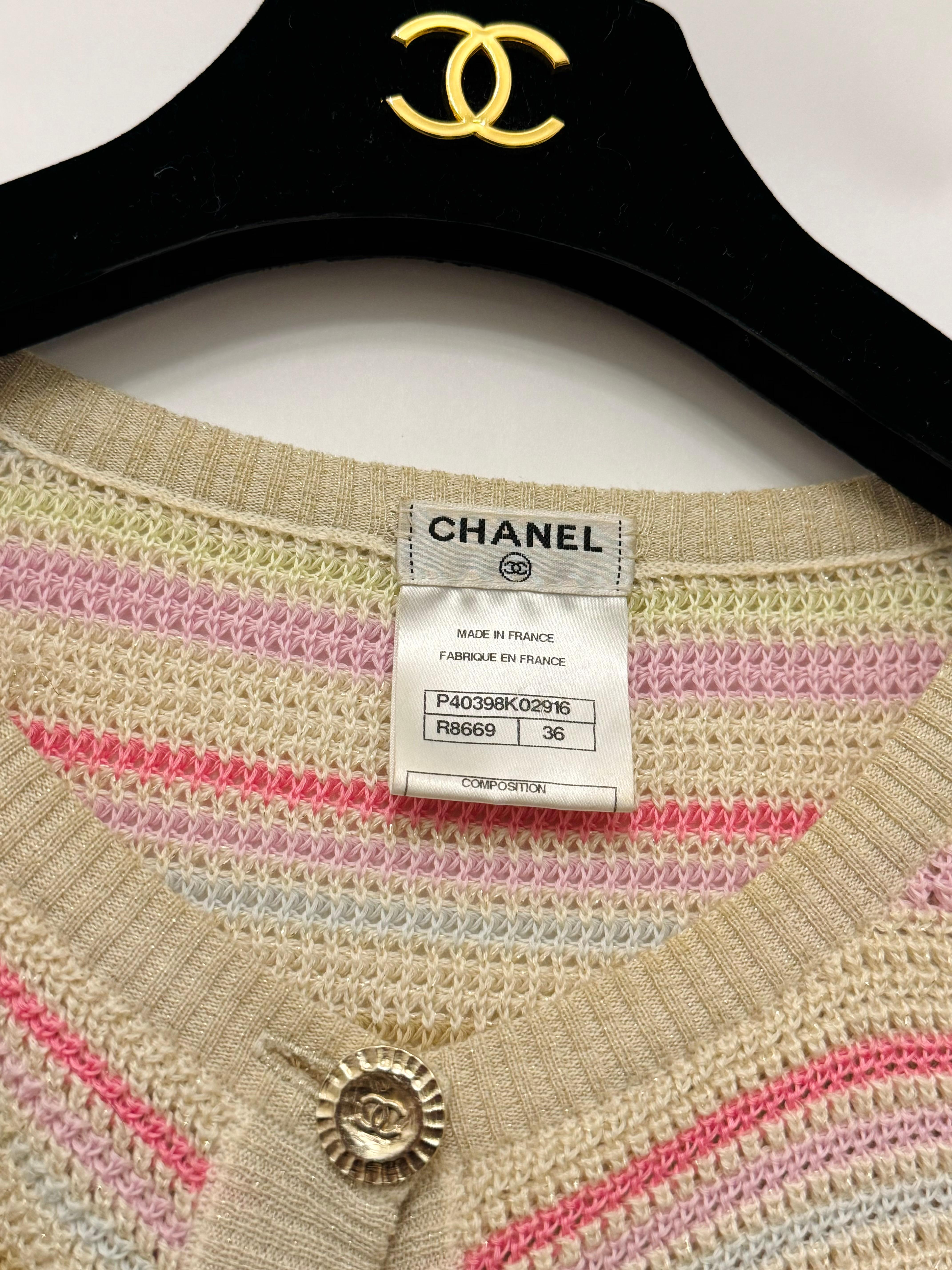 Chanel runway cruise 2011 Paris Saint Tropez by Karl Lagerfeld cardigan lungo in maglia taglia 36 FR, colori pastello, bottoni con logo cc in metallo oro champagne. Si adatta agli Stati Uniti d'America da 0 a 4 anni.