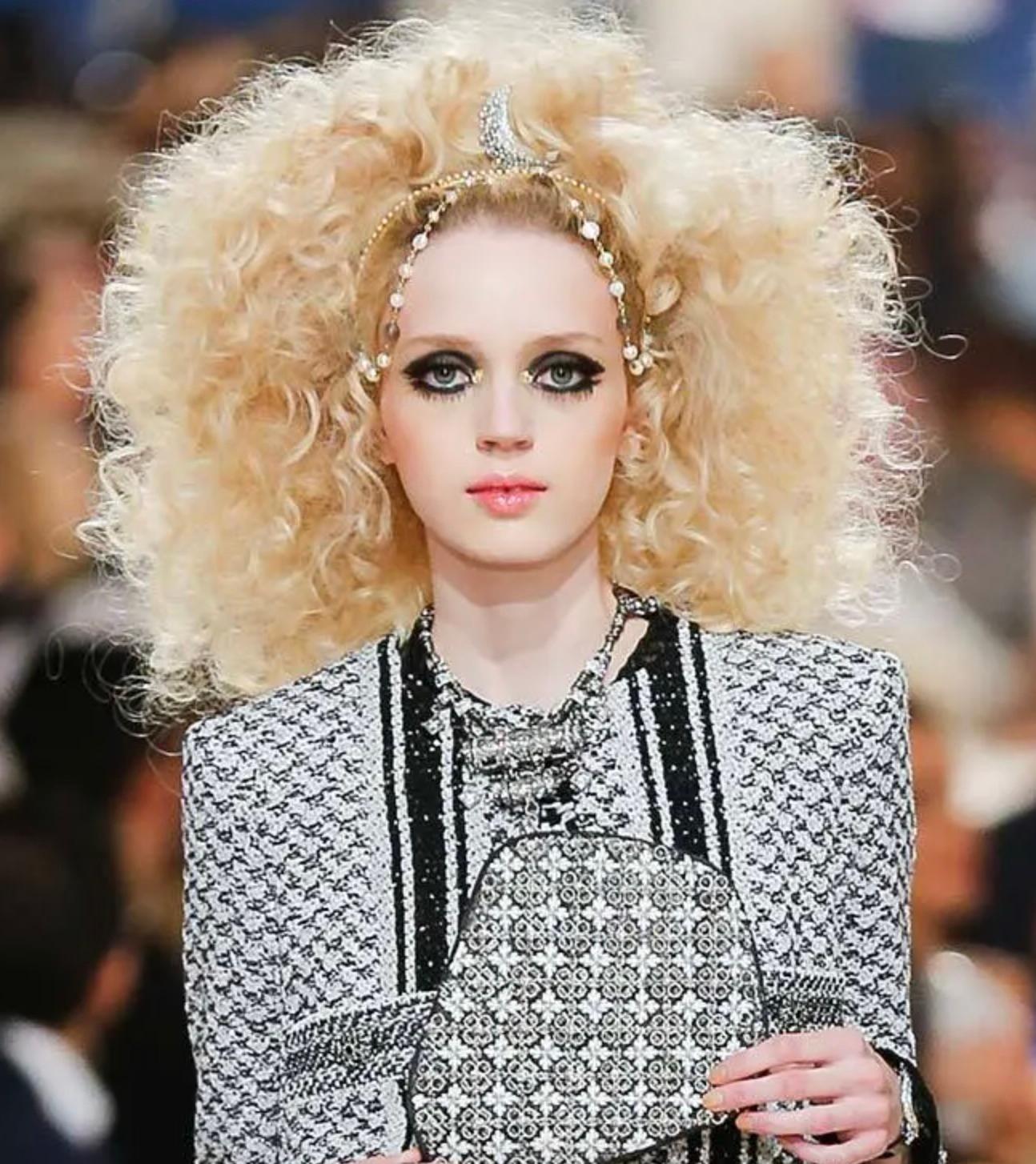Wir präsentieren ein seltenes Sammlerstück: ein verziertes Stirnband aus der Chanel Cruise 2015 Paris-Dubai Kollektion. Dieses atemberaubende, blassgoldfarbene Metallstirnband ist mit Kunstperlen, hängenden, facettierten Labradorit-Perlen, einer