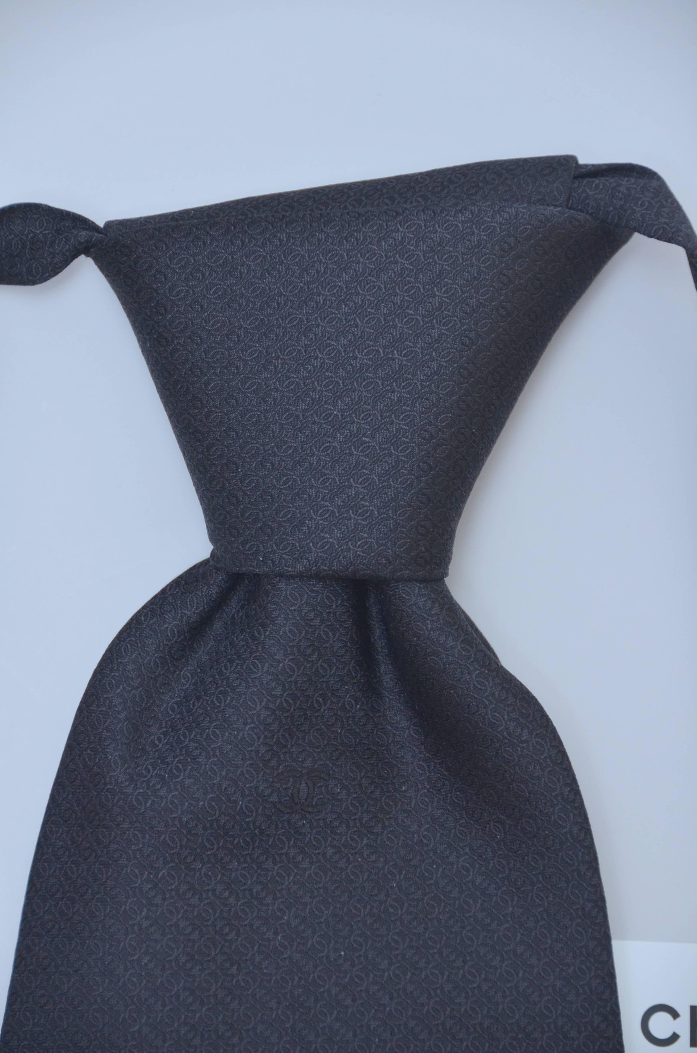 Chanel cruise collection Cuba 2016/17 runway black silk tie.
Discrete CC print on the fabric.
Mint like new condition without tags.
One size fit all.


Final Sale
