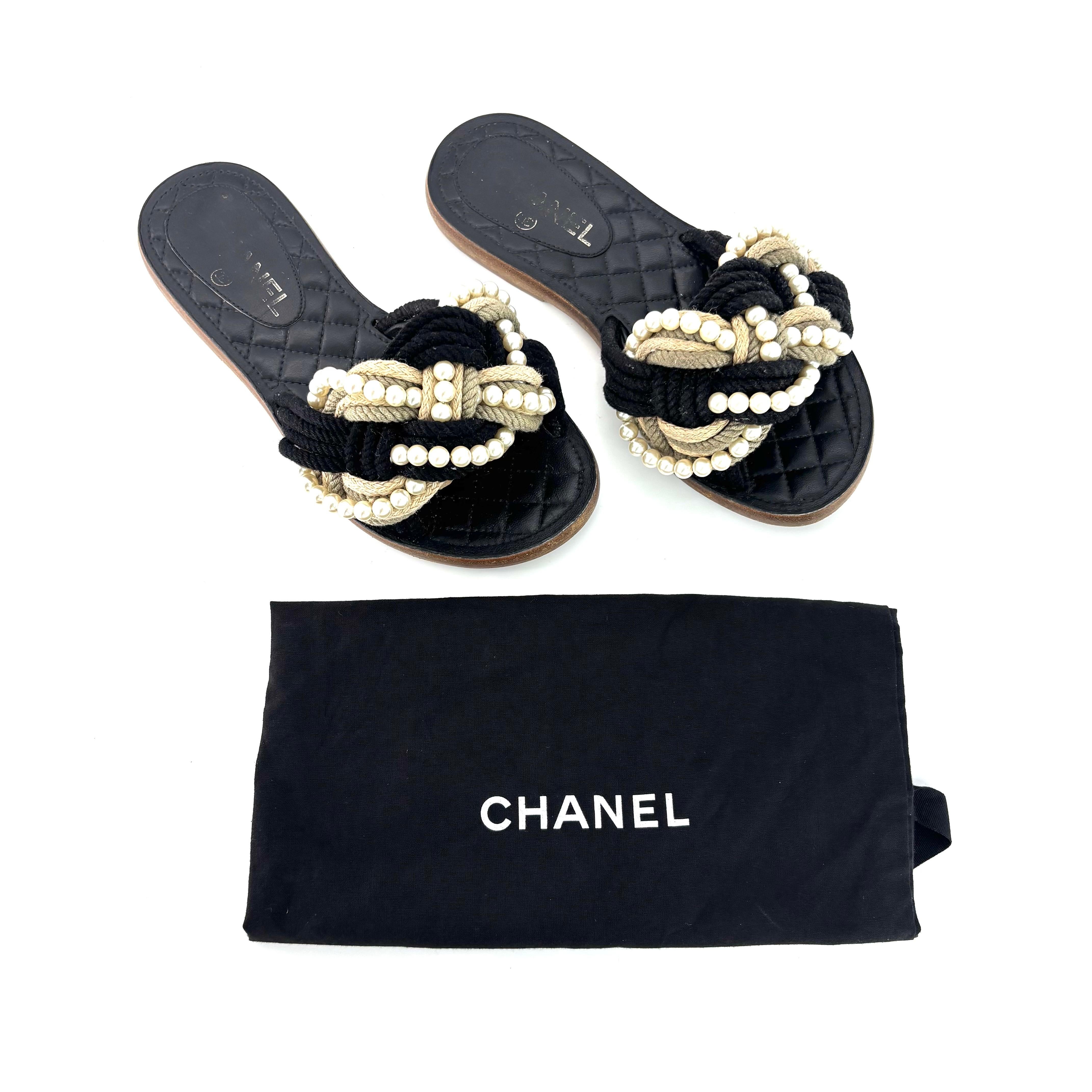 Chanel Cruise 2017 Cuba ha intrecciato delle perle e ha fatto scivolare su delle scarpe da ginnastica
Con sacchetto antipolvere
Colore Multi
Taglia 36C EU 
Tomaia in vernice e materiali misti
Tomaia in corda intrecciata e perle infilate
Suola in