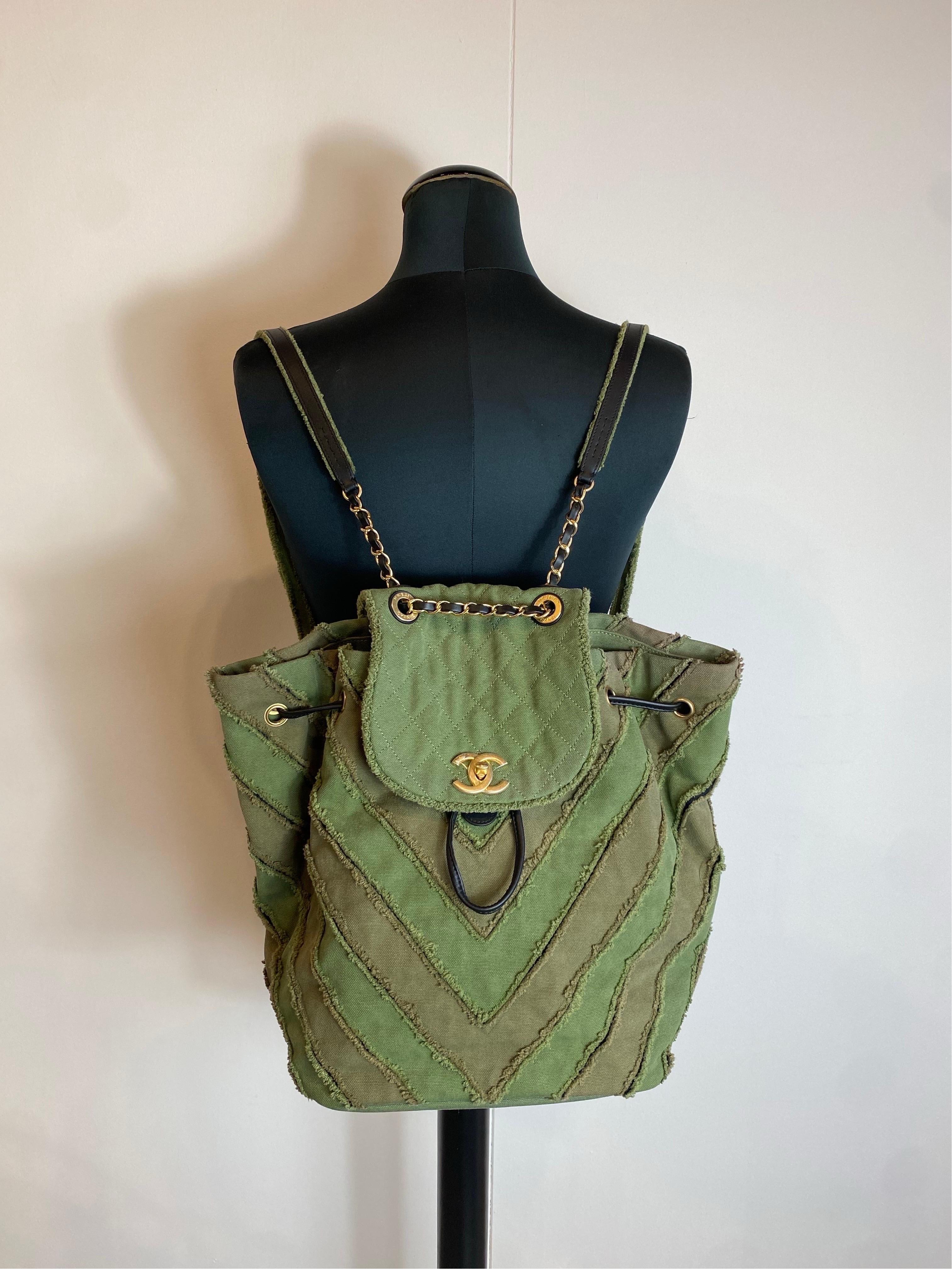 Chanel backpack.
Cruise 2017 collection.
In military green canvas and black leather details.
Coulisse closure.
Inside there is a pocket closed by a zip.
34cm tall
30cm wide
13 cm deep
Like new, never used.
Still has CC hardware plastic