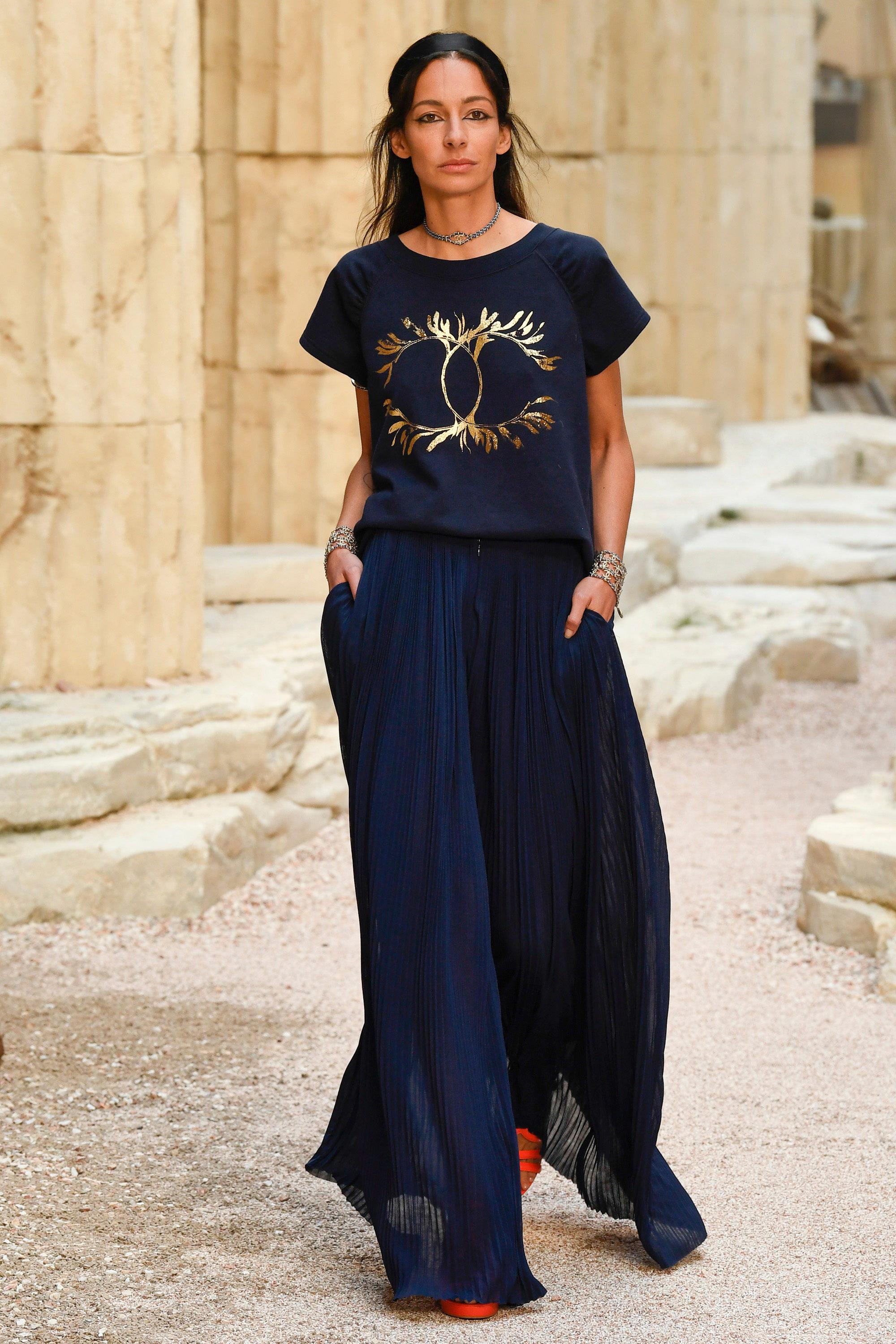 These stunning, flowy navy blue palazzo pants are part of the Chanel Cruise 2018 Greece collection, known for its meticulous attention to detail. Made from semi-sheer jersey silk fabric, the pants offer a luxurious and lightweight feel. The navy