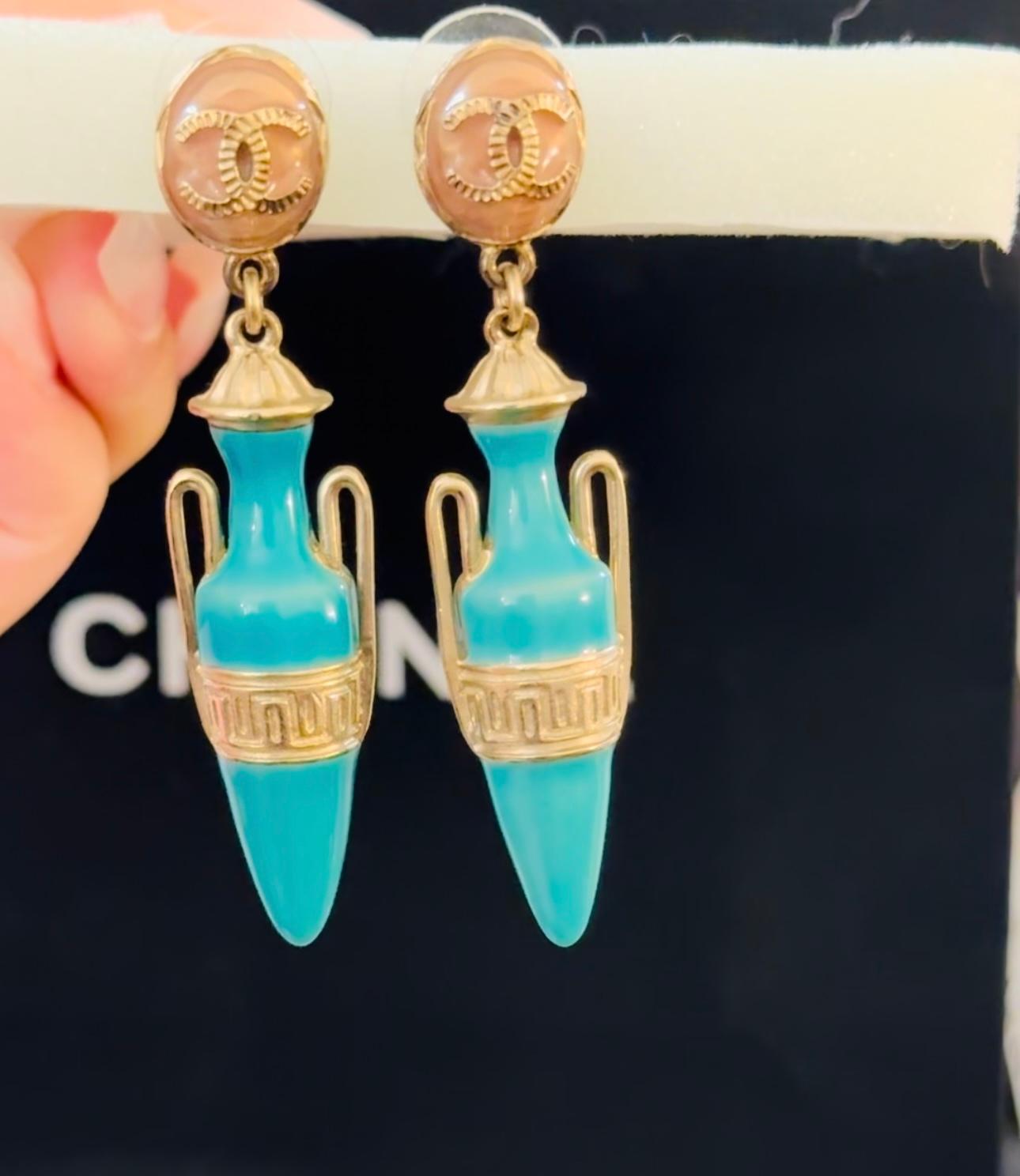 Women's Chanel Cruise 2018 Greek urne vase amphora turquoise drop earrings For Sale