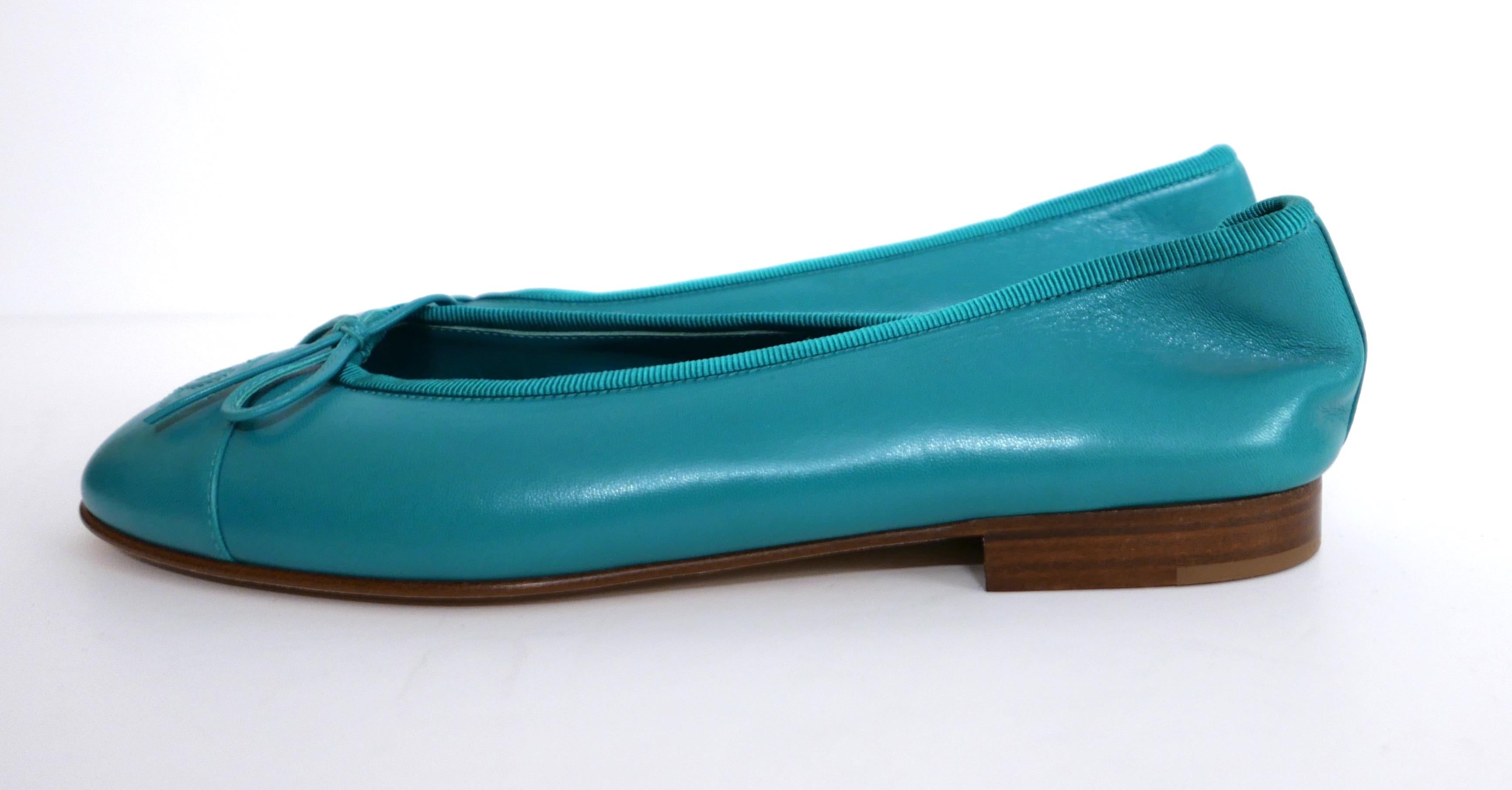 Ikonische Chanel Ballettschuhe aus grünem Leder aus der Cruise 2018 Kollektion. Ungetragen mit Staubbeutel. Aus glattem Lammleder mit CC-genähten Zehenkappen, Schleifen und Ripsbandeinfassungen. Größe 38. Messen Sie ca. 9.75 