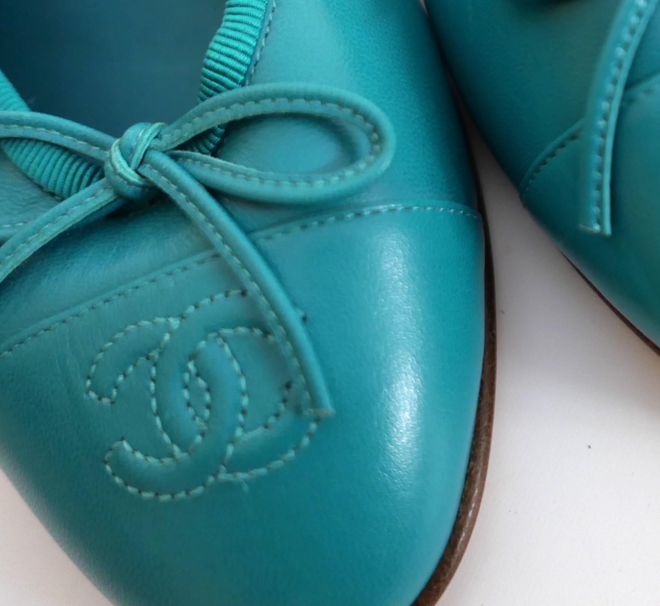 Chanel Cruise 2018 Blaugrüne CC-Ballerinas aus Leder mit Zehenkappe (Grün) im Angebot
