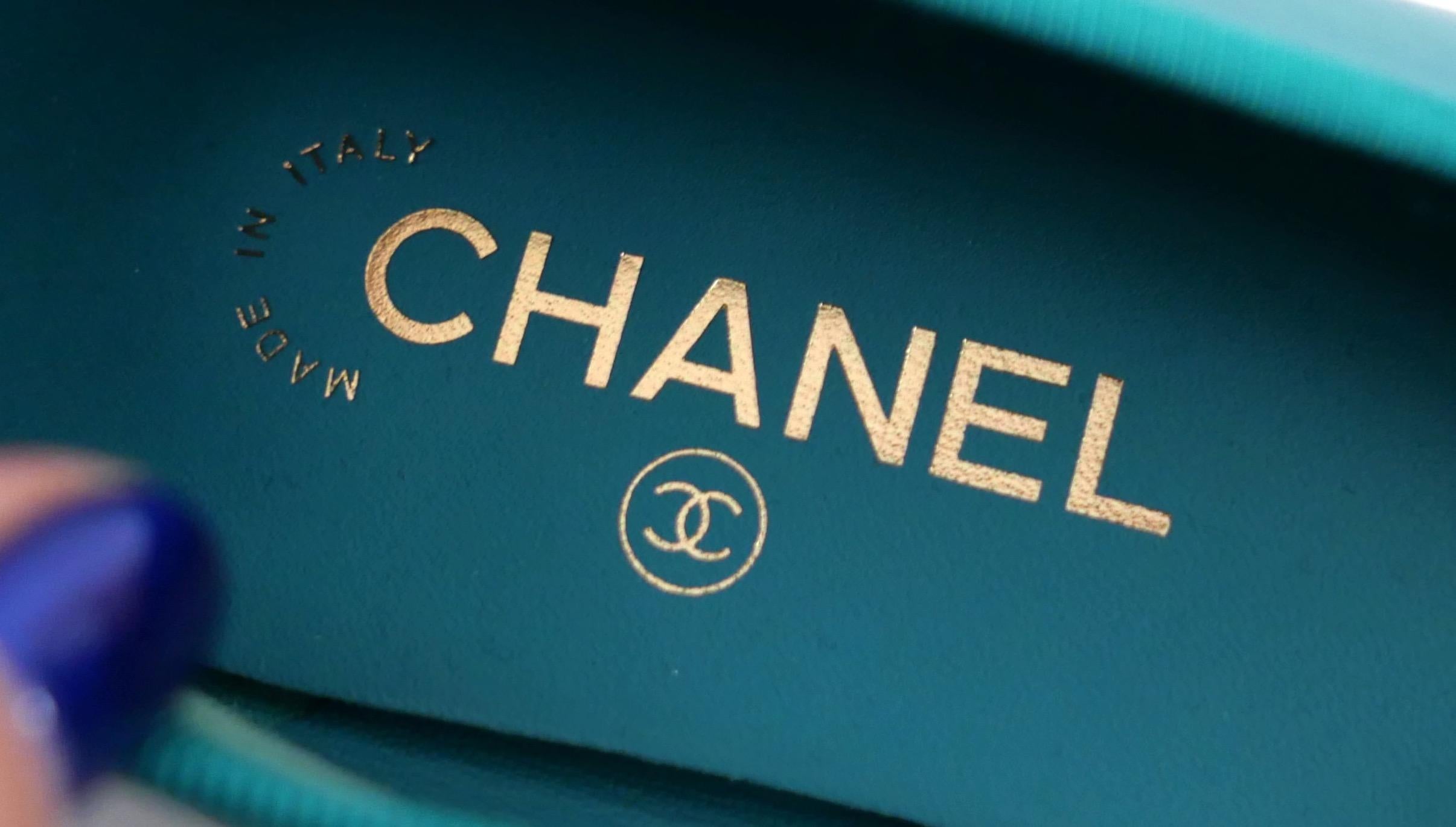 Chanel Cruise 2018 Blaugrüne CC-Ballerinas aus Leder mit Zehenkappe im Zustand „Neu“ im Angebot in London, GB