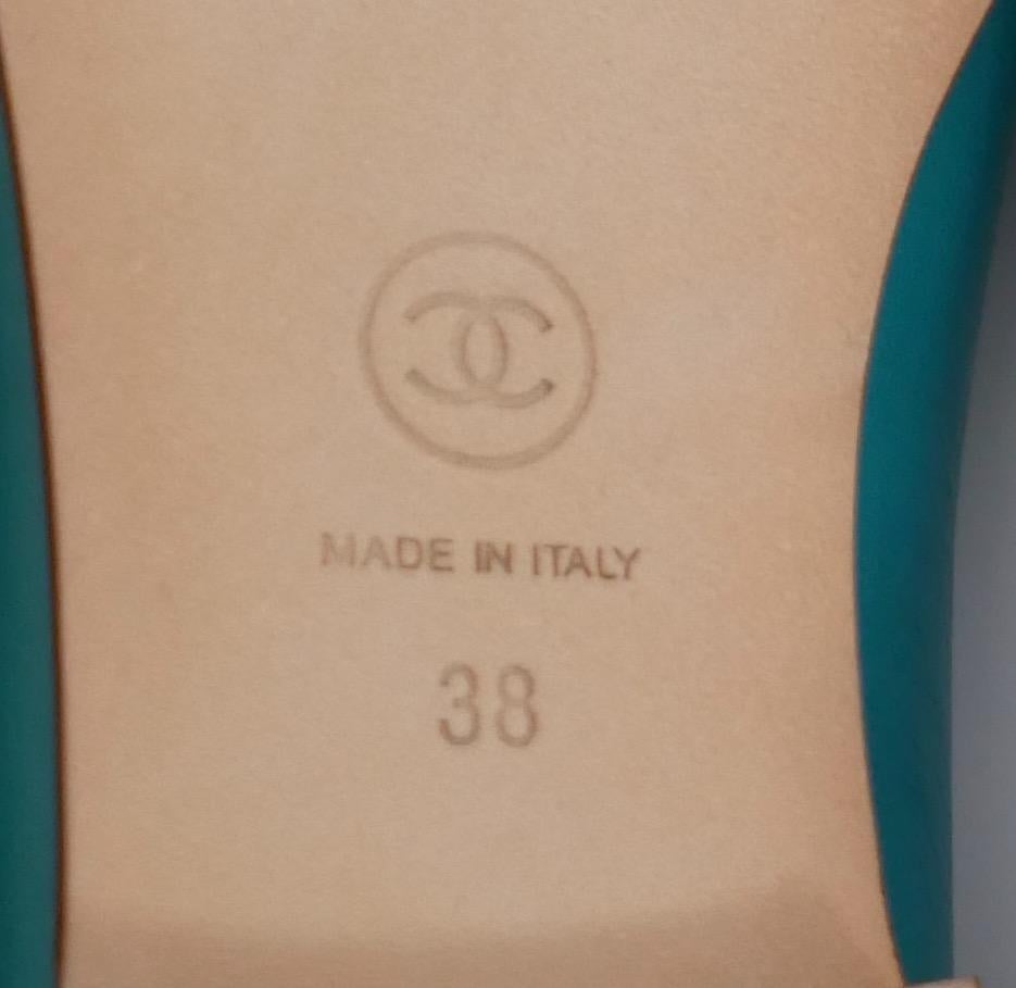 Chanel Cruise 2018 Blaugrüne CC-Ballerinas aus Leder mit Zehenkappe im Angebot 1