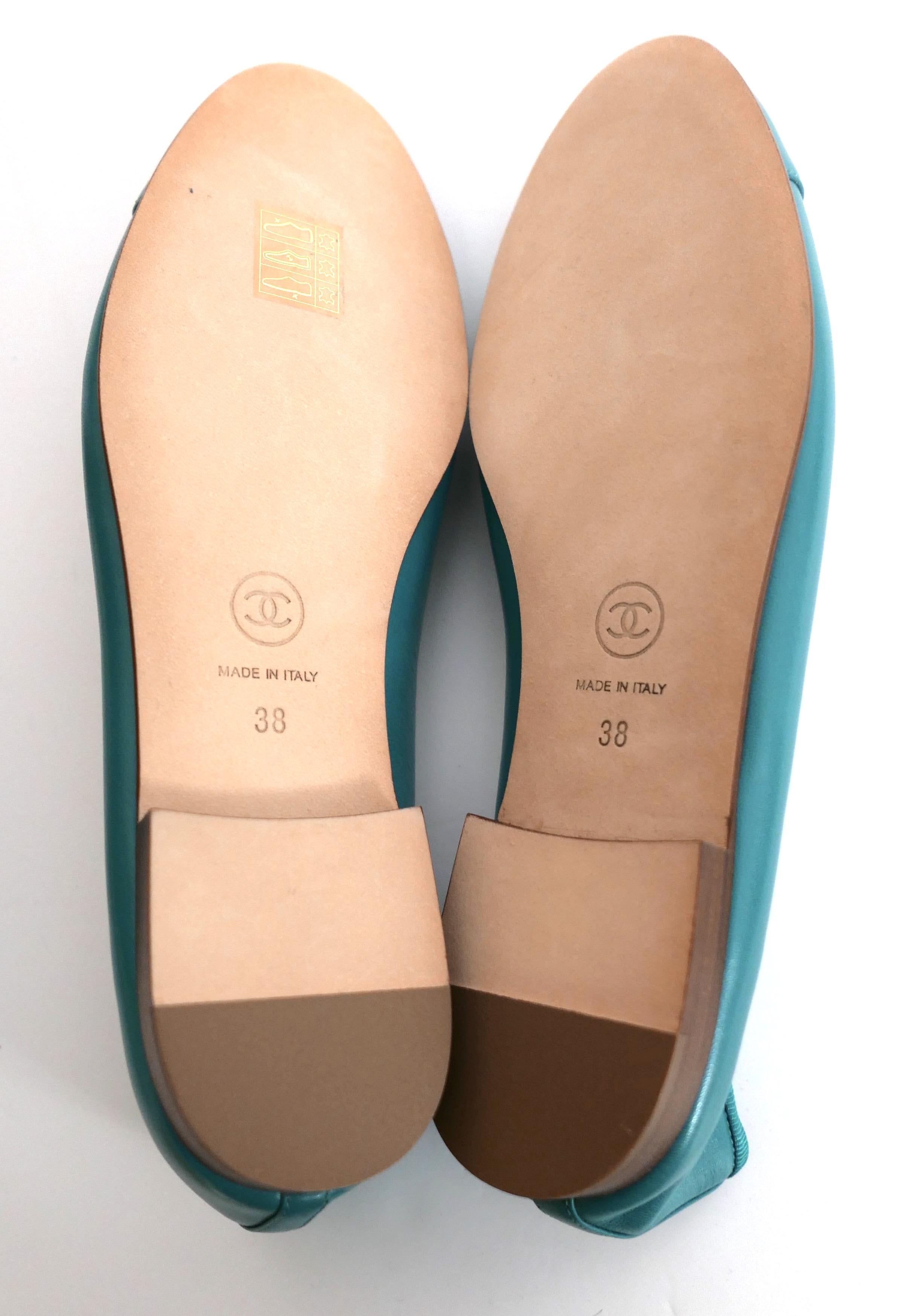 Chanel Cruise 2018 Blaugrüne CC-Ballerinas aus Leder mit Zehenkappe im Angebot 2
