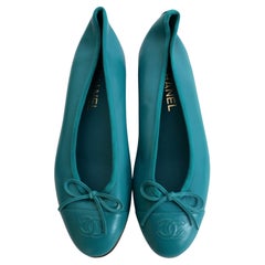 Chanel Cruise 2018 Blaugrüne CC-Ballerinas aus Leder mit Zehenkappe