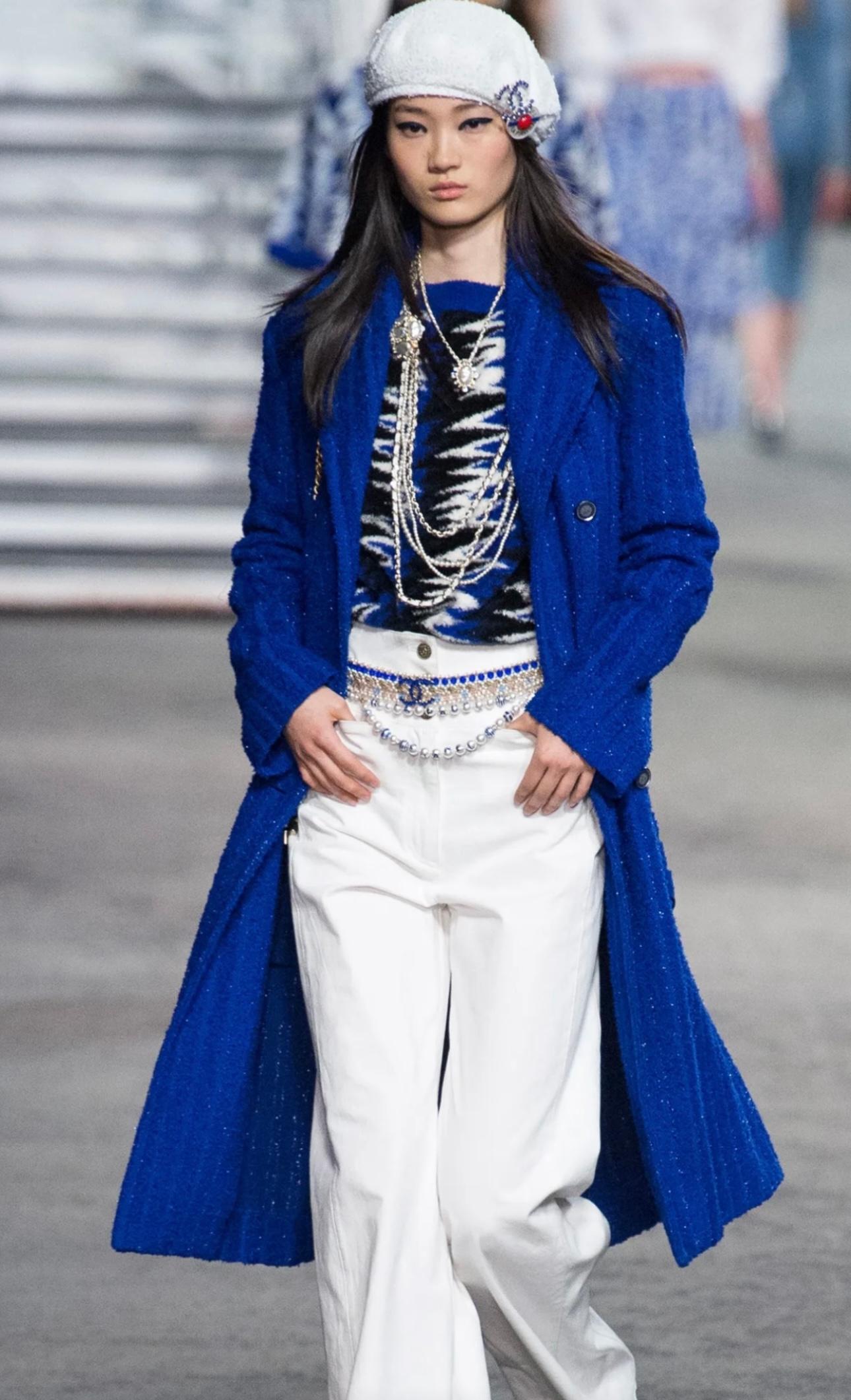 Precioso abrigo largo de tweed de fantasía azul real de la colección La Pausa de la pasarela Chanel 2019 de Karl Lagerfeld, botones de espejo con logotipo CC La pausa, talla 40 FR que puede ir desde US 2 hasta US 6. 