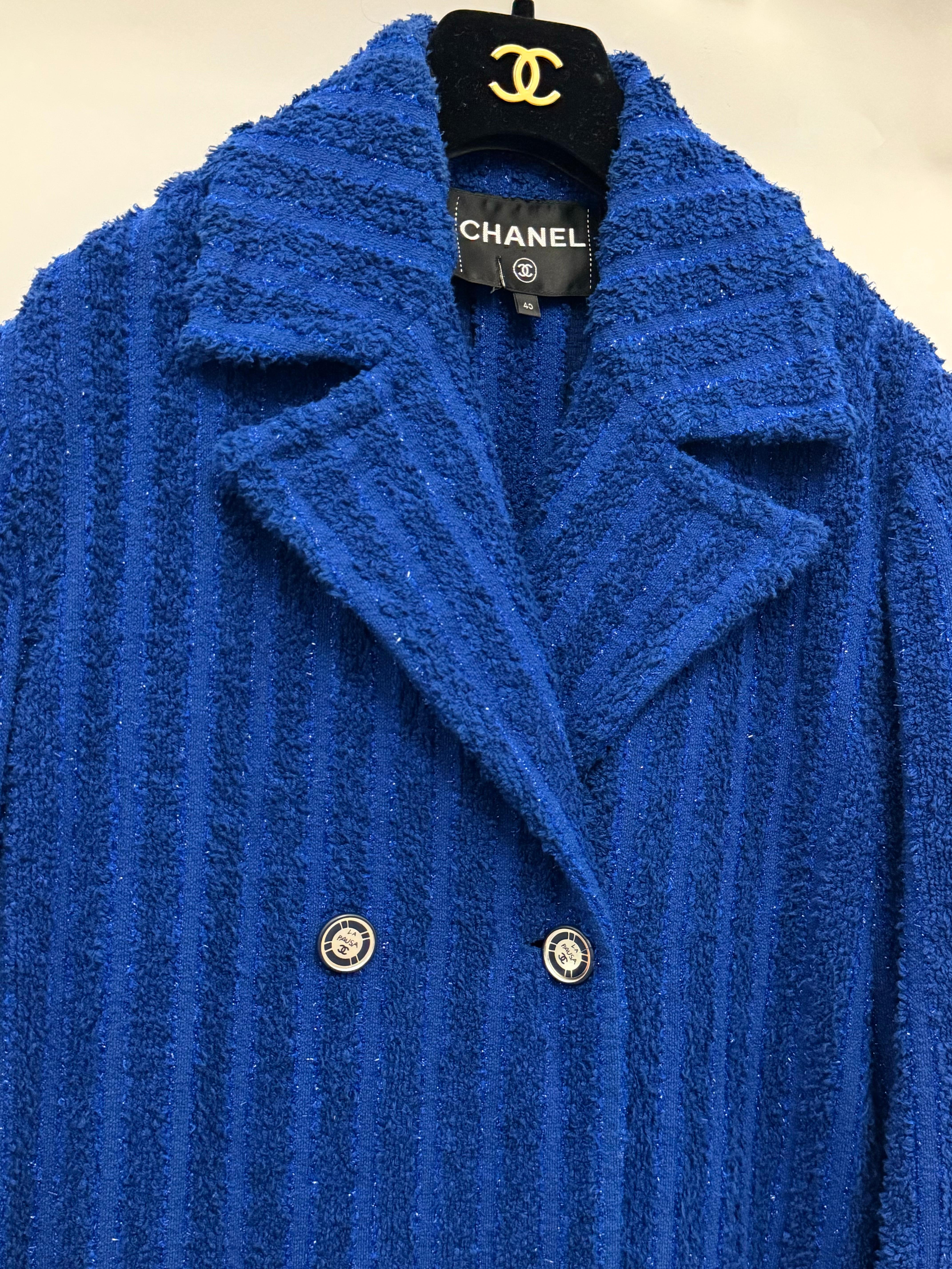 Femenino o masculino Chanel Crucero 2019 Colección La Pausa abrigo de pasarela de tweed fantasía azul real en venta