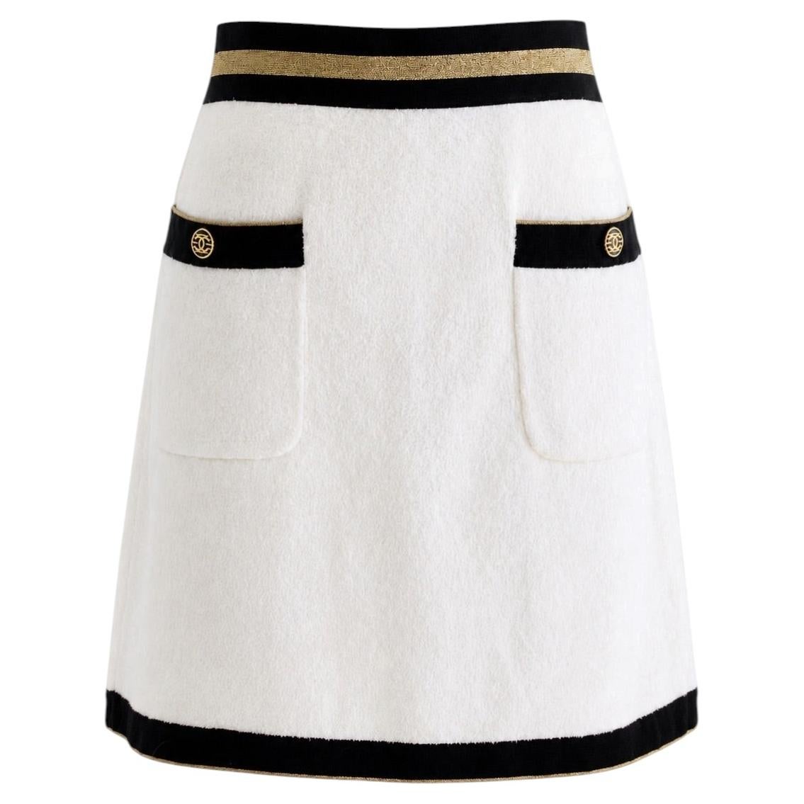 Mini jupe 19C en tissu éponge blanc, noir et or de Chanel Cruise 2019