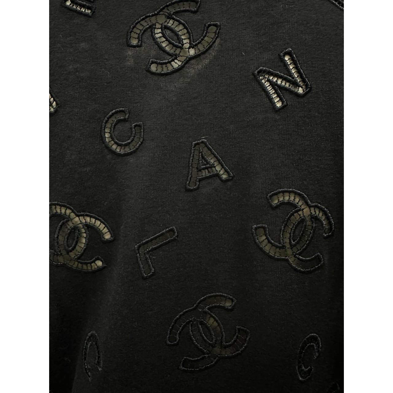 Women's Chanel Cruise 2020 Black Printed T-Shirt - Size 38 For Sale