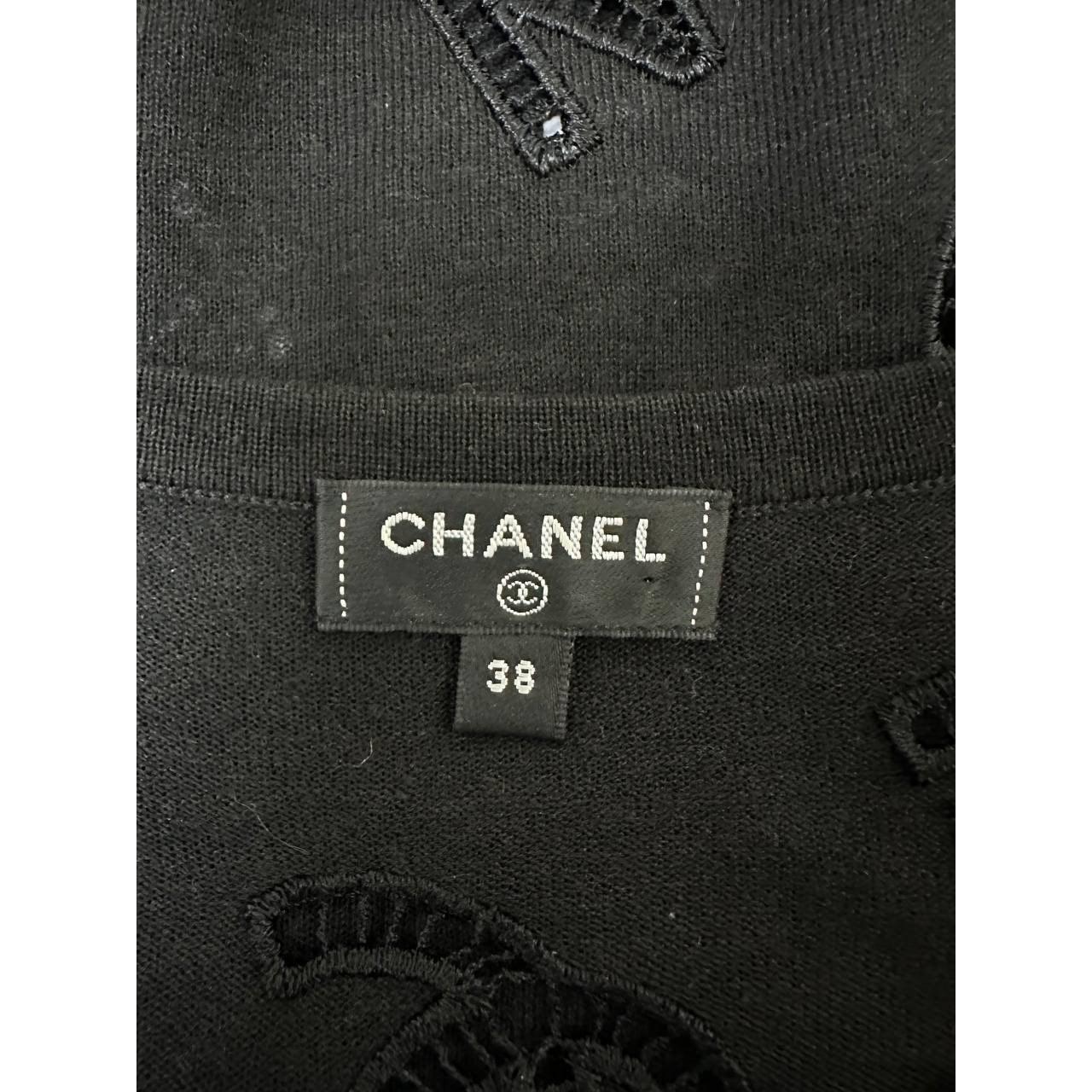 Chanel Cruise 2020 Black Printed T-Shirt - Size 38 For Sale 1