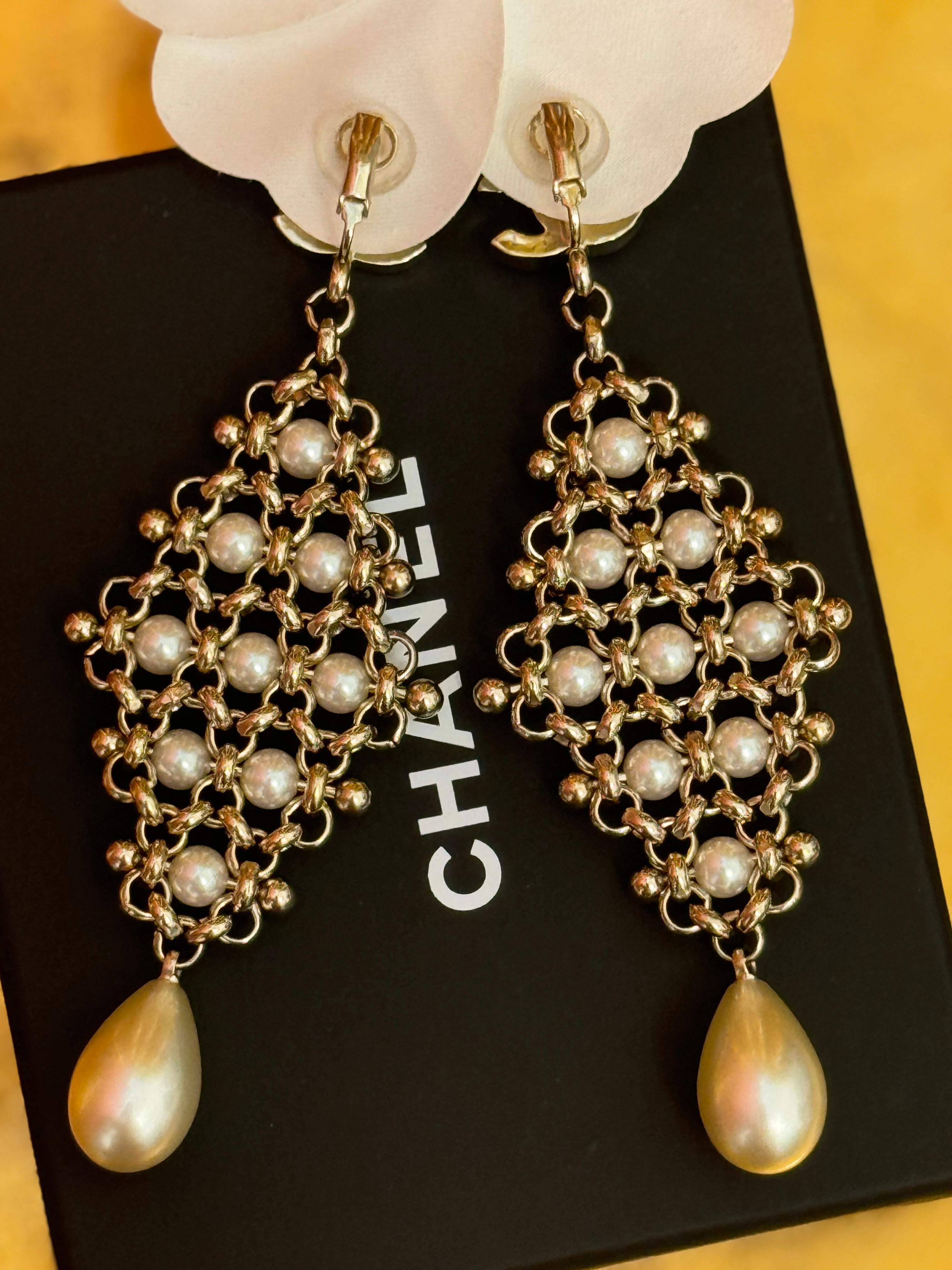 Chanel Cruise 2020 CC dangle pearls clip on earrings In New Condition For Sale In PARIS, FR