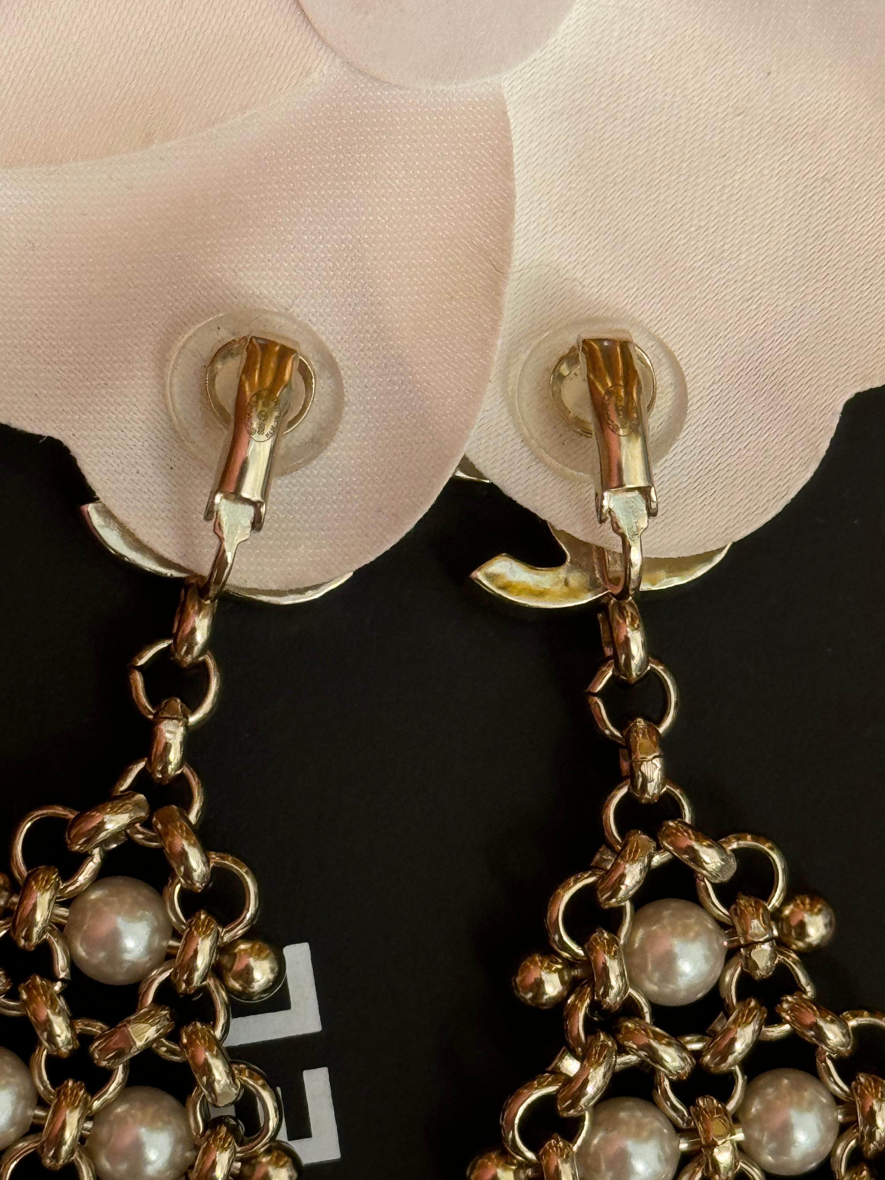 Women's Chanel Cruise 2020 CC dangle pearls clip on earrings For Sale