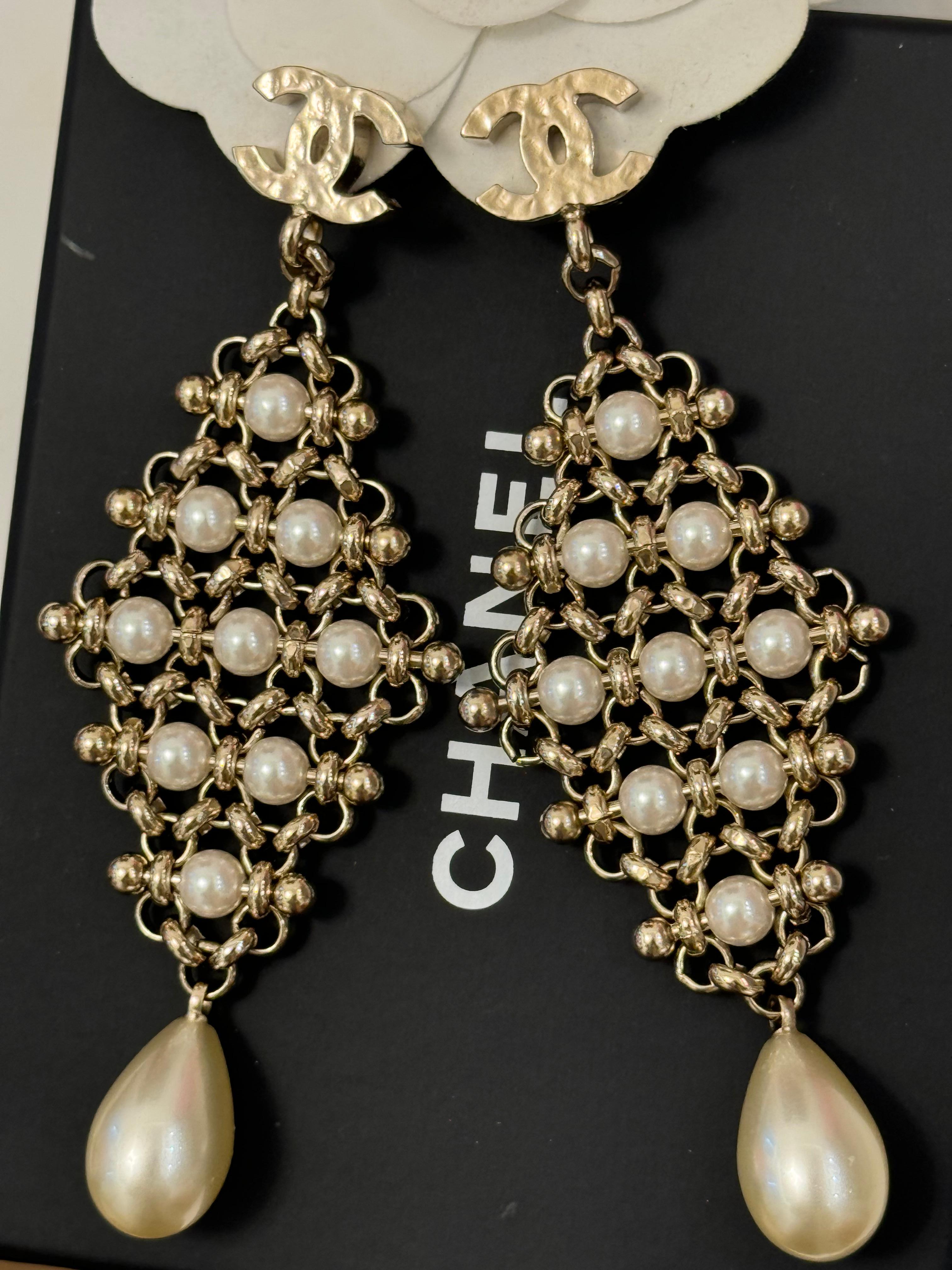 Chanel Cruise 2020 CC dangle pearls clip on earrings For Sale 1