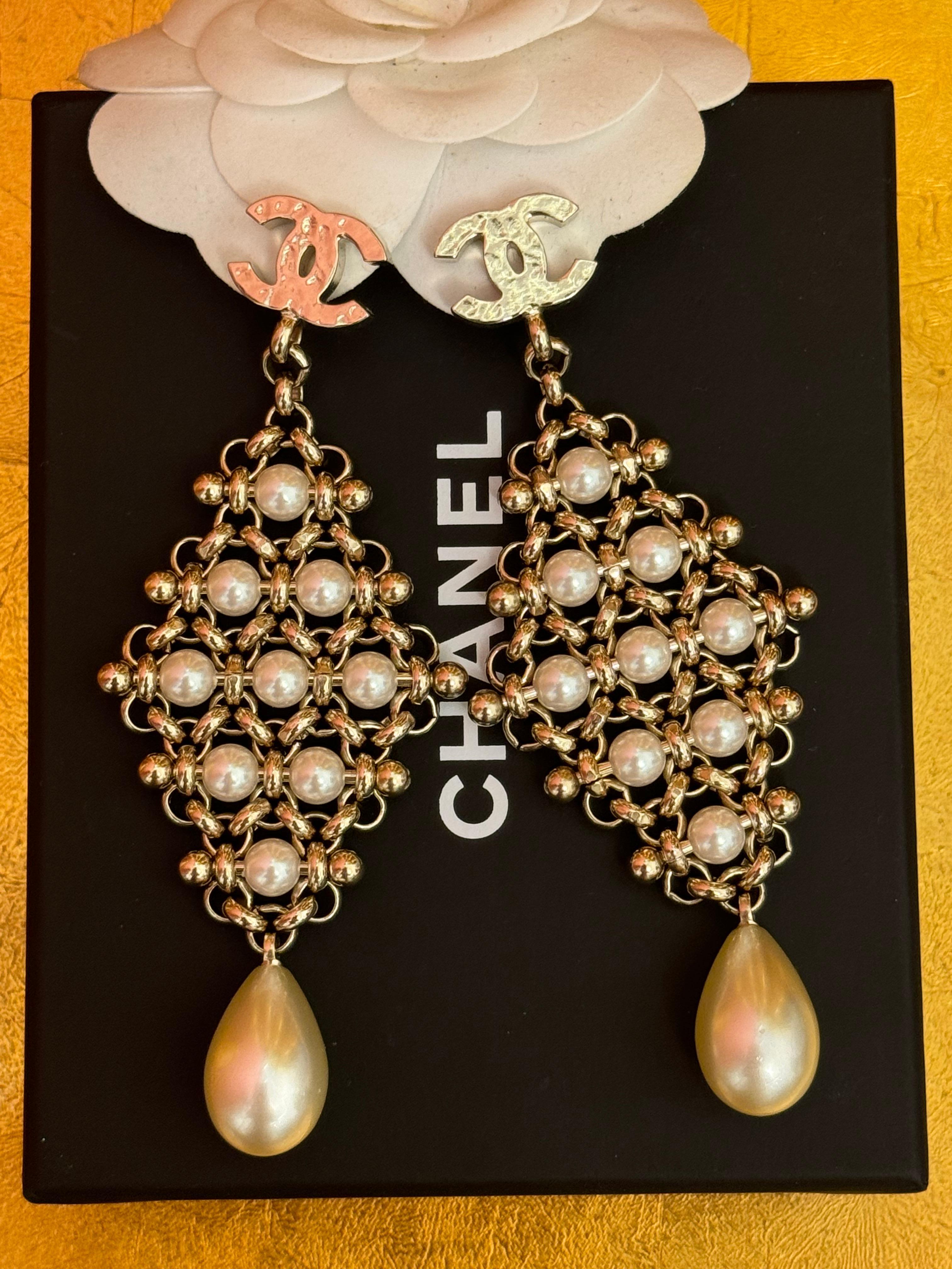 Chanel Cruise 2020 CC dangle pearls clip on earrings For Sale 2