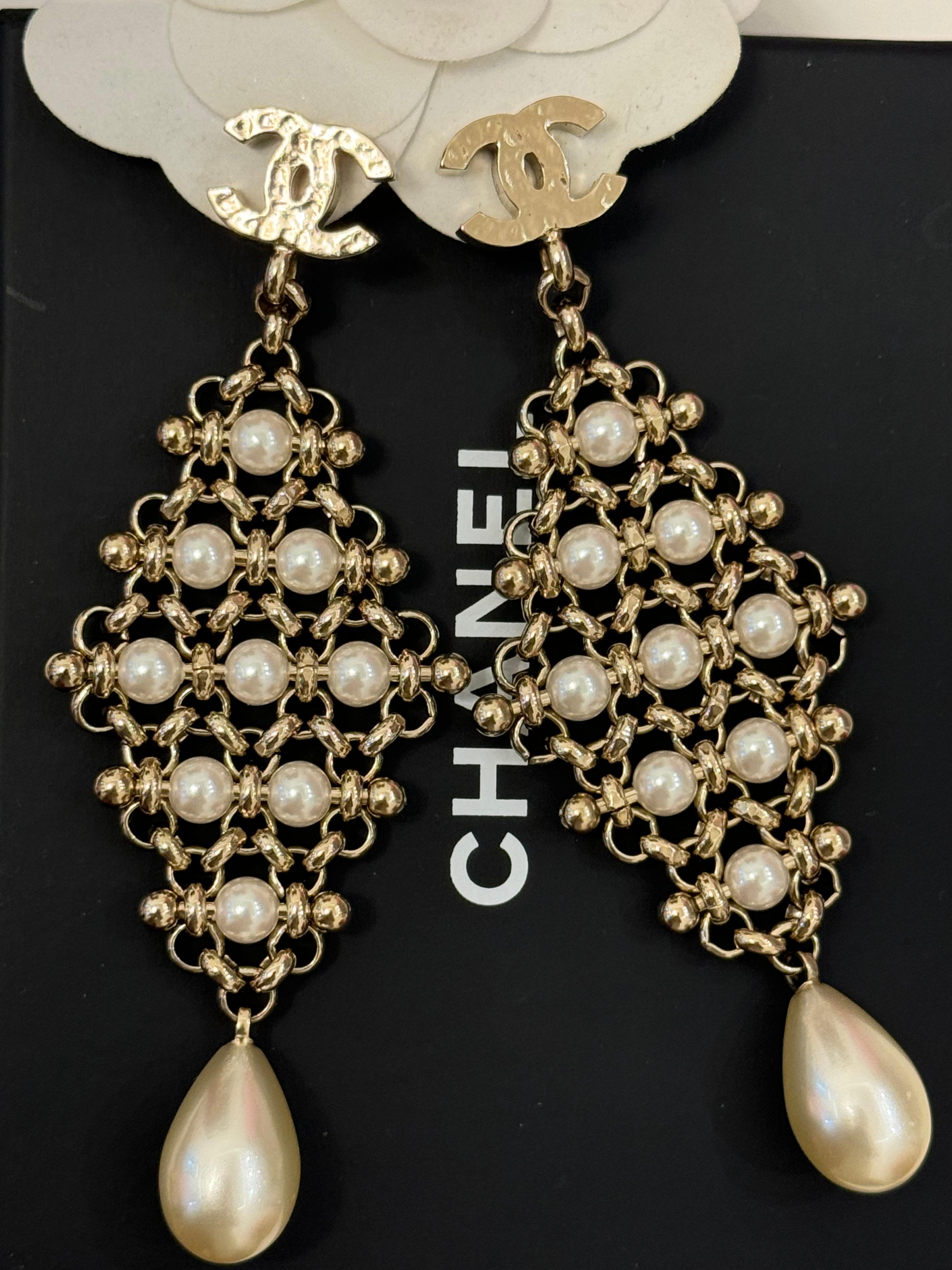 Chanel Cruise 2020 CC dangle pearls clip on earrings For Sale 3