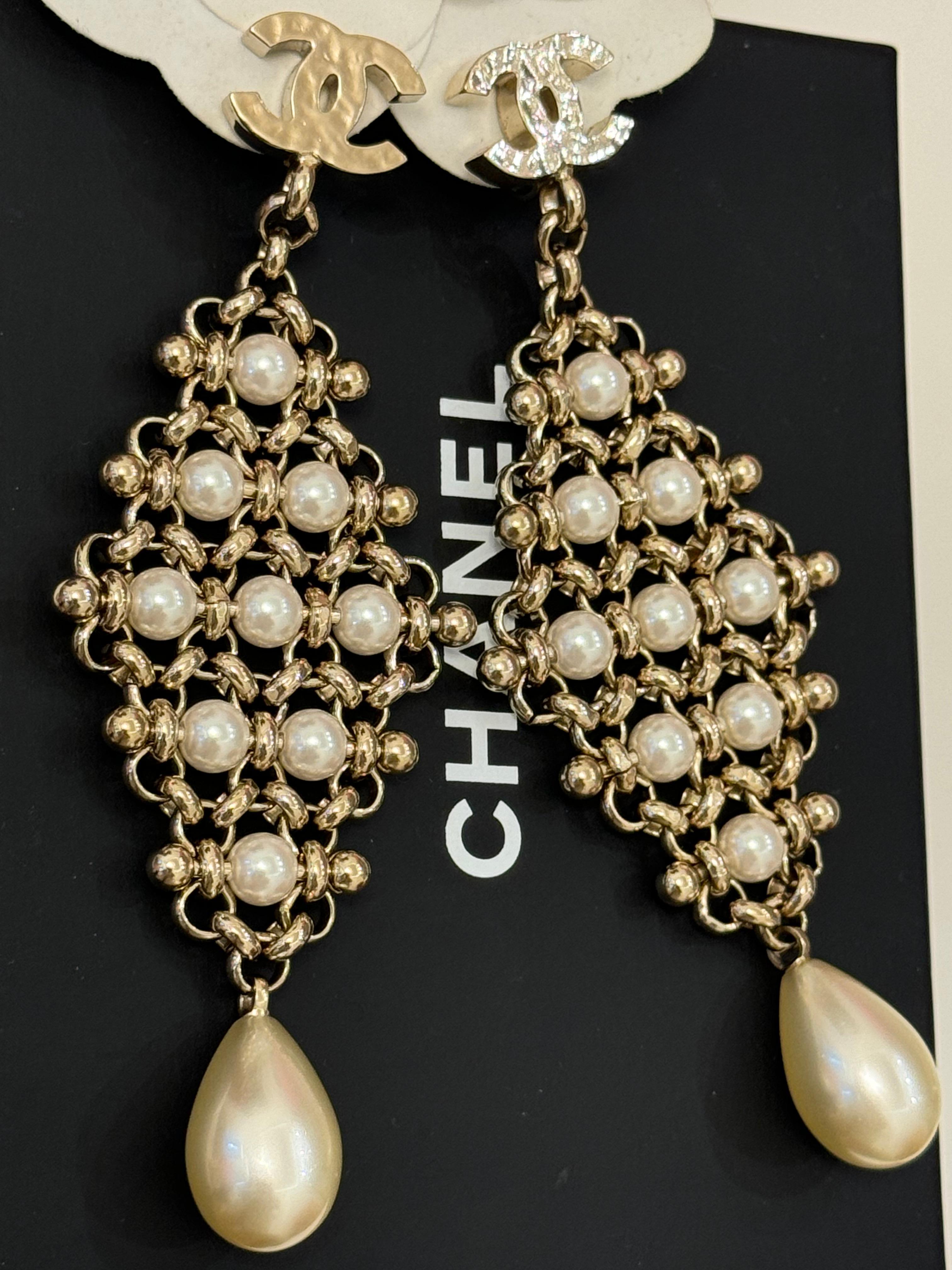 Chanel Cruise 2020 CC dangle pearls clip on earrings For Sale 4