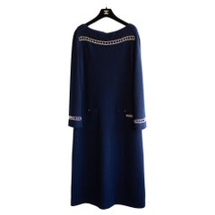 Chanel Cruise 2020 Marineblaues und goldenes Bateau-Kaschmirpulloverkleid mit Kette 20C