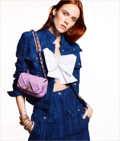 Campaña de la pasarela de Chanel Cruise 2020: chaqueta corta de tweed azul real con múltiples bolsillos