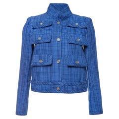 Campaña de la pasarela de Chanel Cruise 2020: chaqueta corta de tweed azul real con múltiples bolsillos