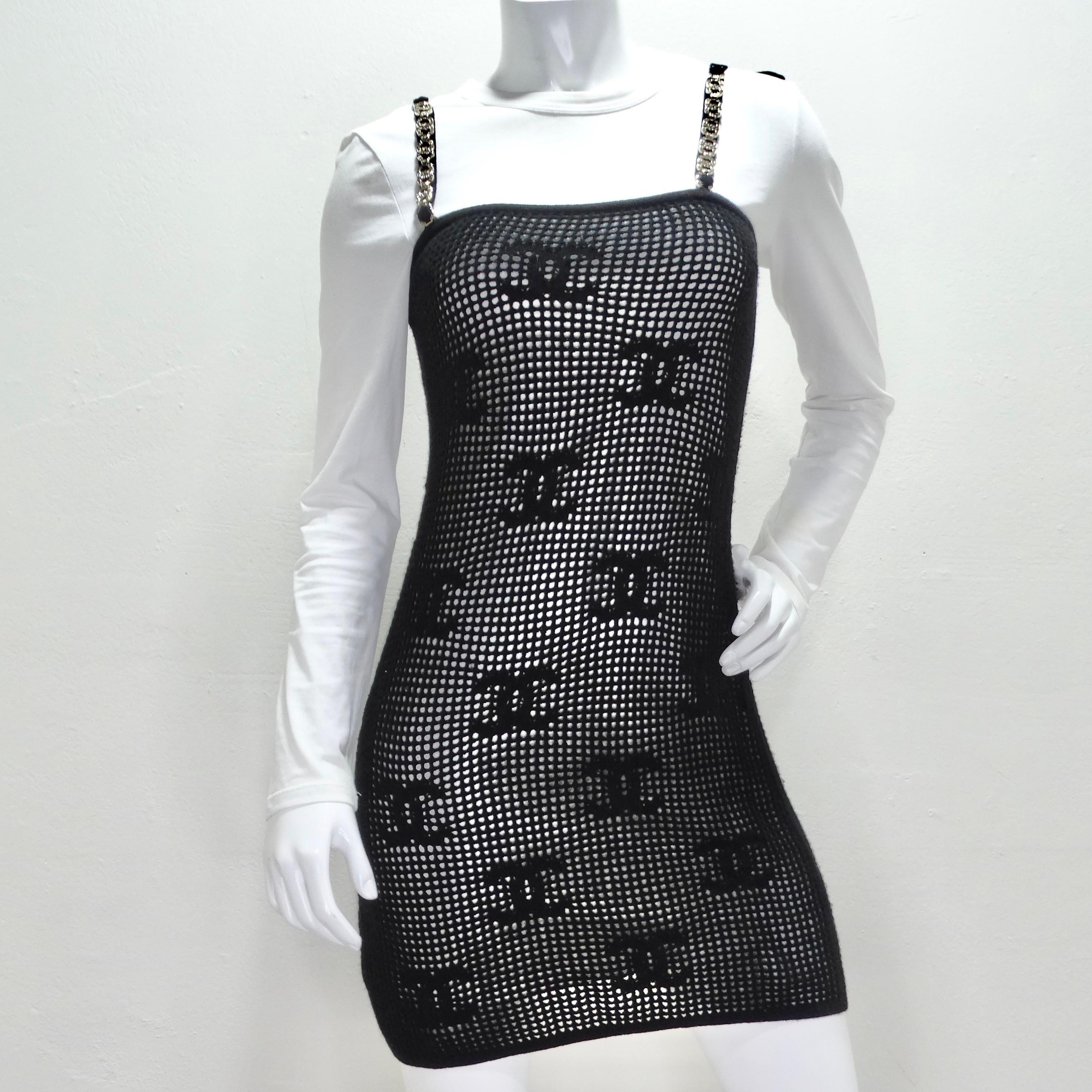 Voici la mini-robe en cachemire noir de Chanel Cruise 2022, une pièce d'exception qui allie harmonieusement le confort luxueux et le style emblématique de Chanel. Cette mini robe n'est pas seulement un vêtement, c'est un chef-d'œuvre à porter qui