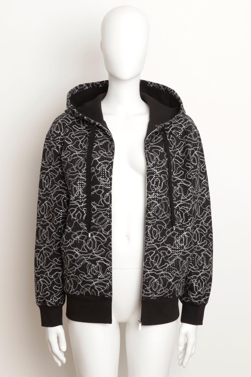 CHANEL CRUISE 2024/2025 DOUBLE C LOGO IRIDESCENT BLACK ZIP UP HOODIE - SIZE 40 FR

Issu de la collection Collectional 2024 - 2025 de Chanel, ce sweat à capuche zippé noir redéfinit l'élégance décontractée. 
Il est orné d'une broderie blanche et